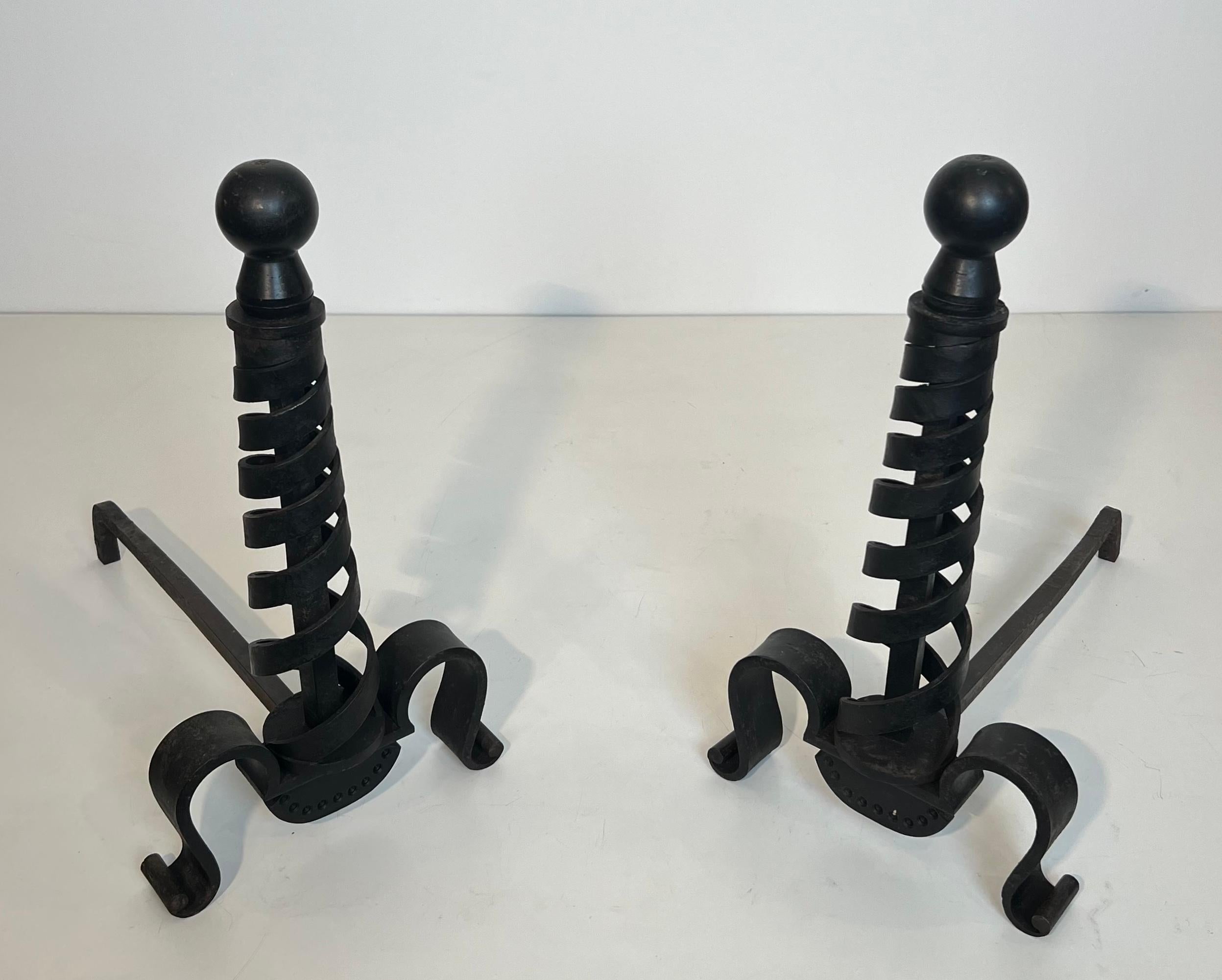 Mid-Century Modern Paire de chenets modernistes en fonte et fer forgé. Raymond Subes. en vente