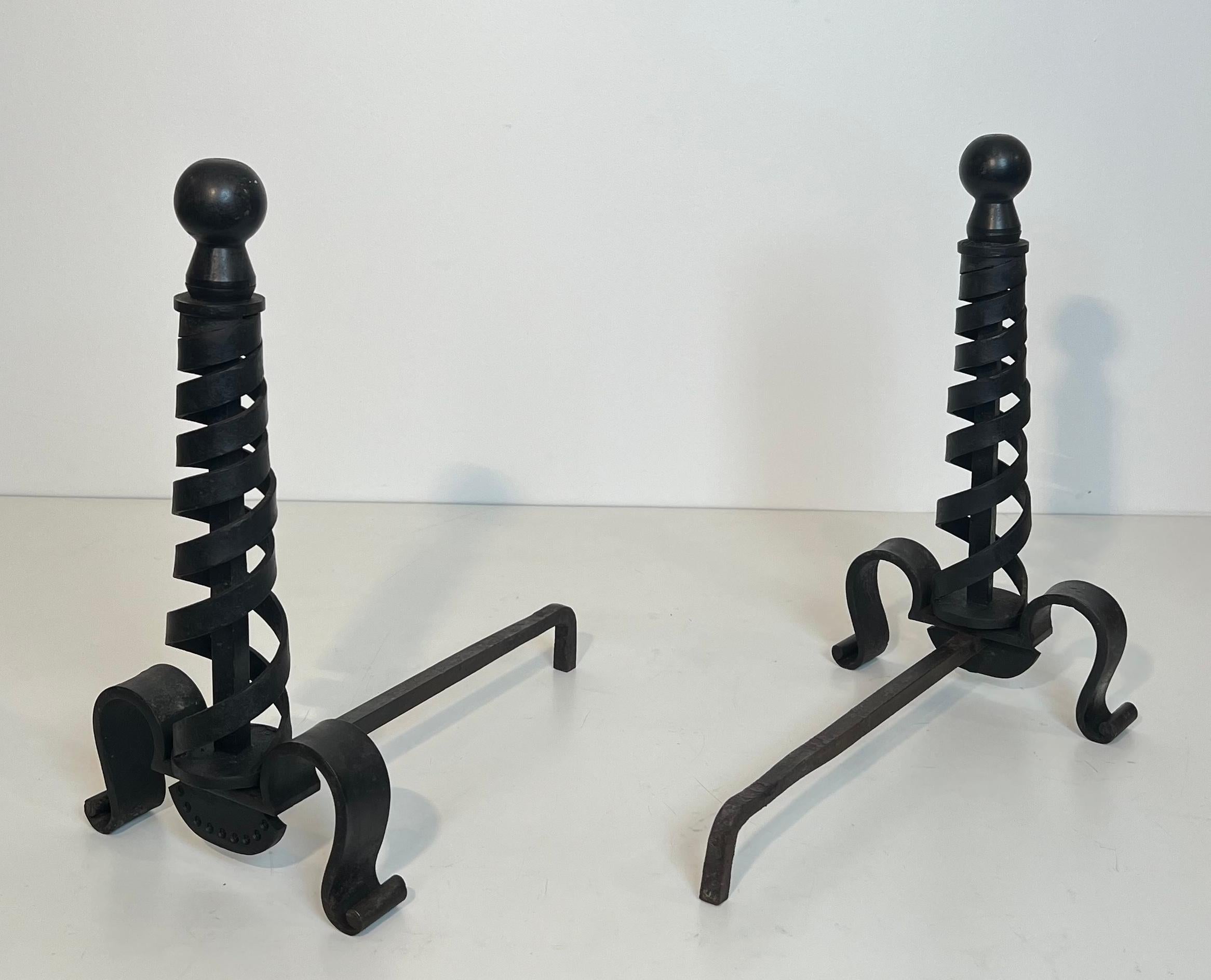 Paire de chenets modernistes en fonte et fer forgé. Raymond Subes. Bon état - En vente à Marcq-en-Barœul, Hauts-de-France