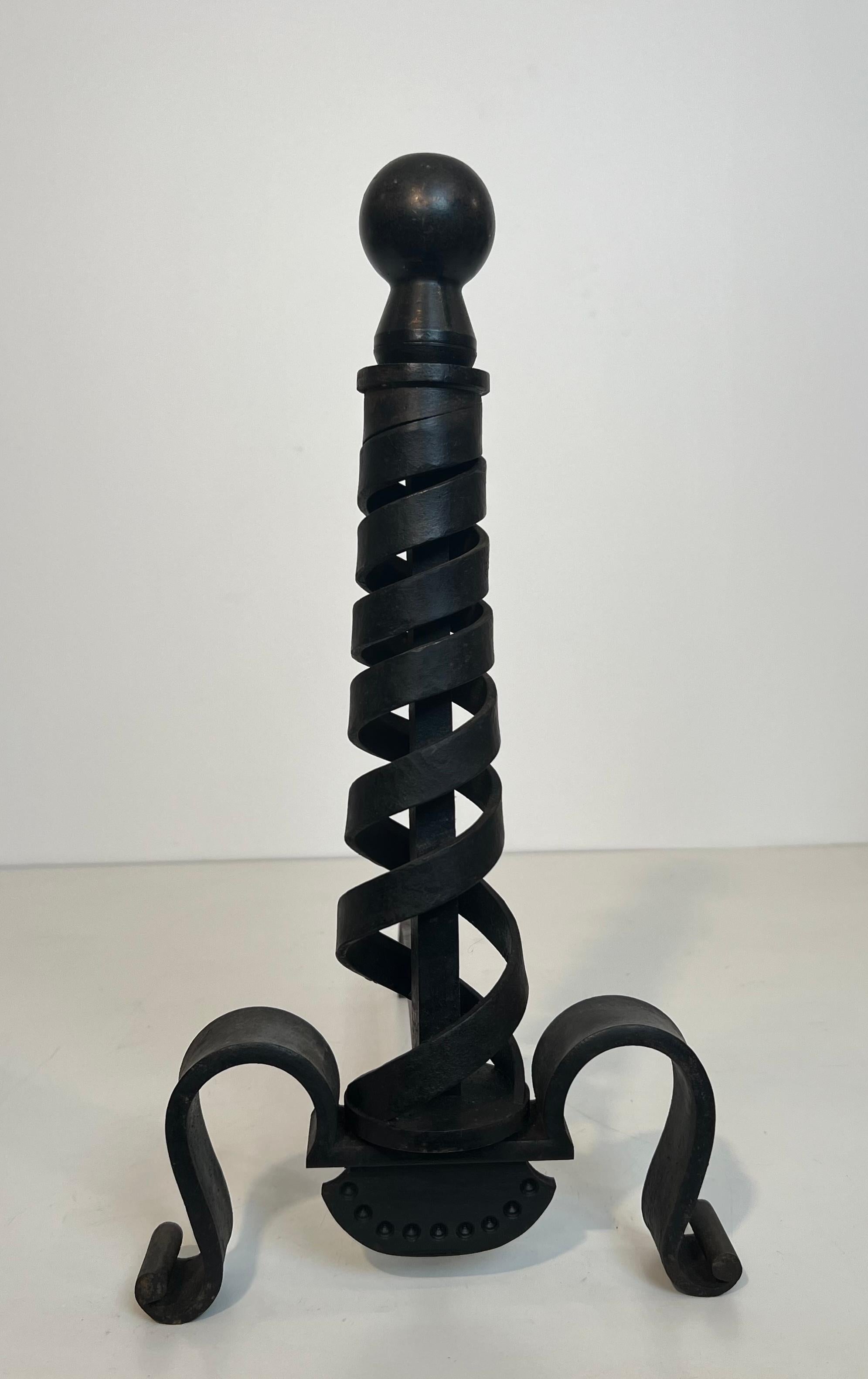 Fer Paire de chenets modernistes en fonte et fer forgé. Raymond Subes. en vente