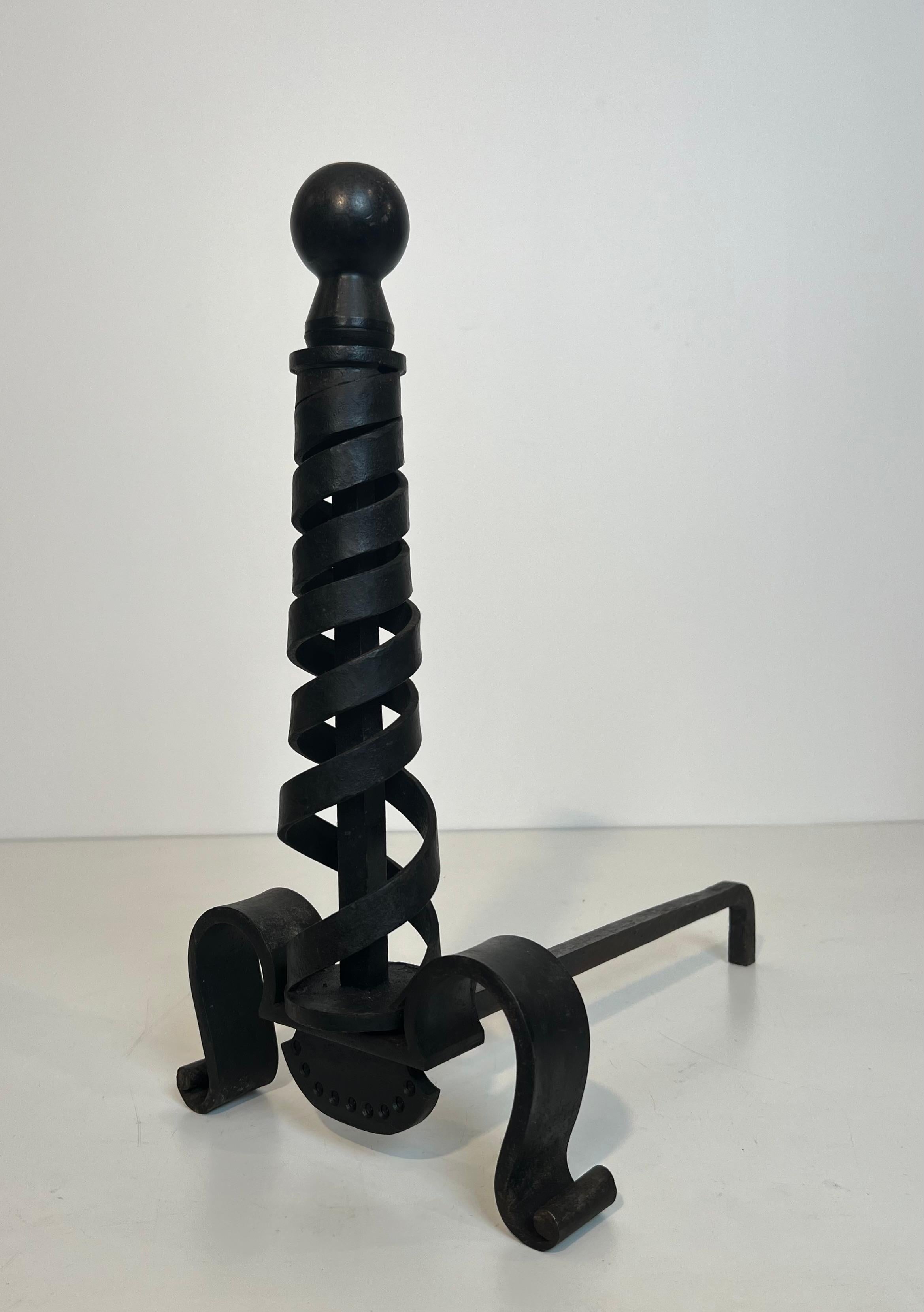 Paire de chenets modernistes en fonte et fer forgé. Raymond Subes. en vente 1