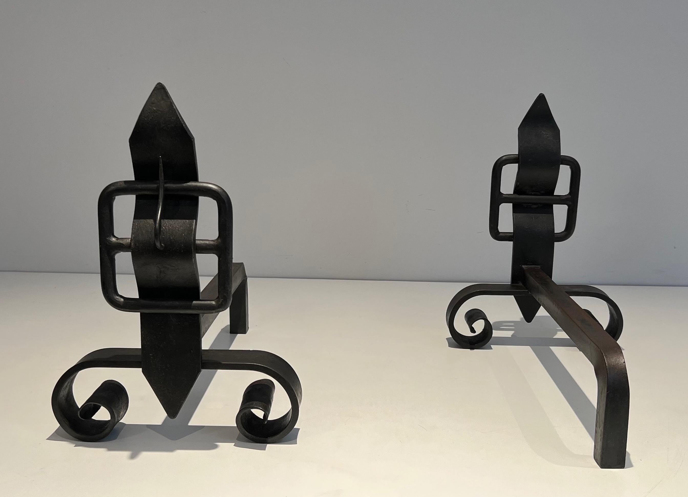 Pair of Modernist Cast Iron and Wrought Iron Belt Andirons In Good Condition For Sale In Marcq-en-Barœul, Hauts-de-France