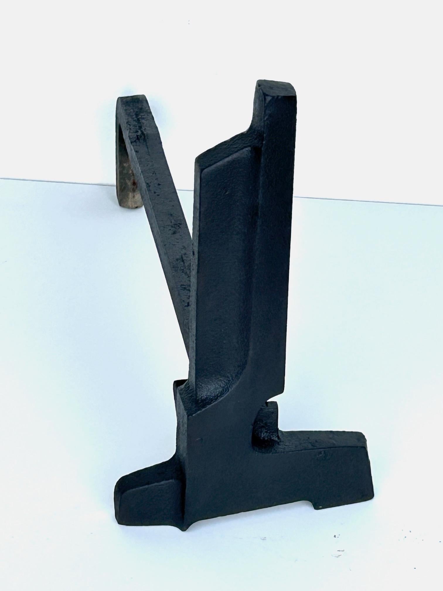 Pair of modernist cast iron andirons circa 1970 In Good Condition For Sale In LE CANNET, FR