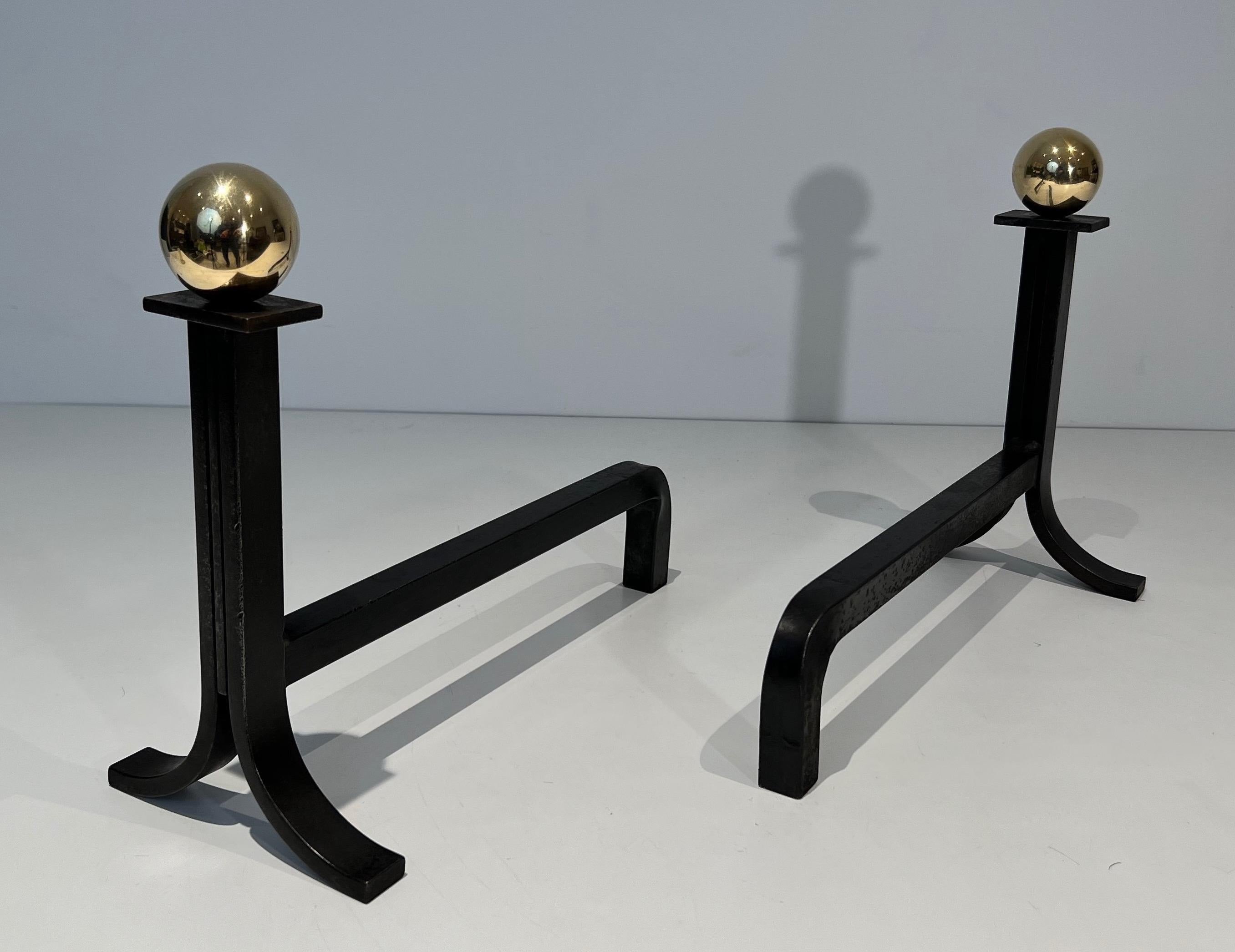 Pair of Modernist Cast Iron, Brass and Wrought Iron Andirons in the Style of Jac In Good Condition For Sale In Marcq-en-Barœul, Hauts-de-France