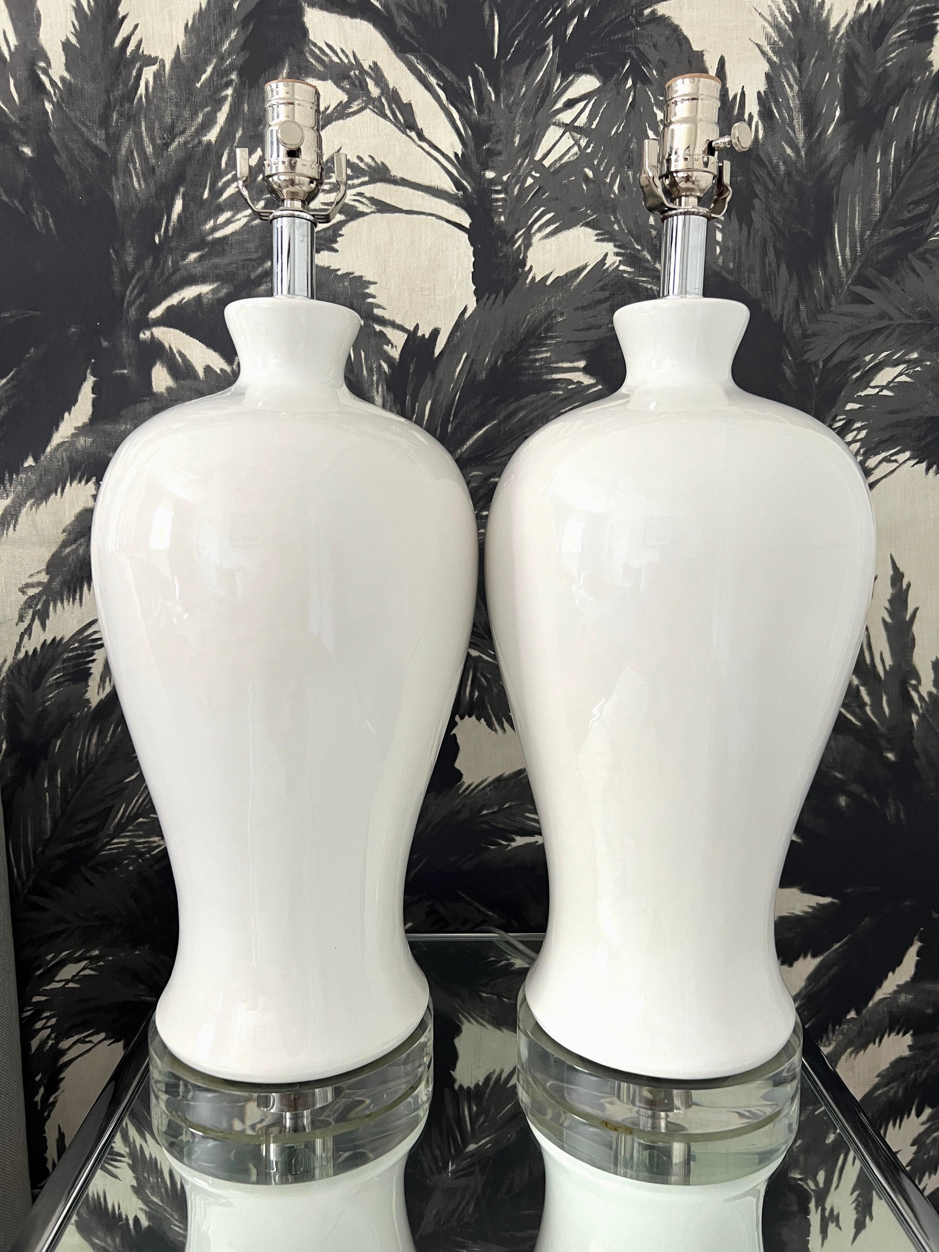 Italian Pair of Modernist Ceramic Urn Lamps in White Glaze with Lucite Bases, c. 1960's For Sale