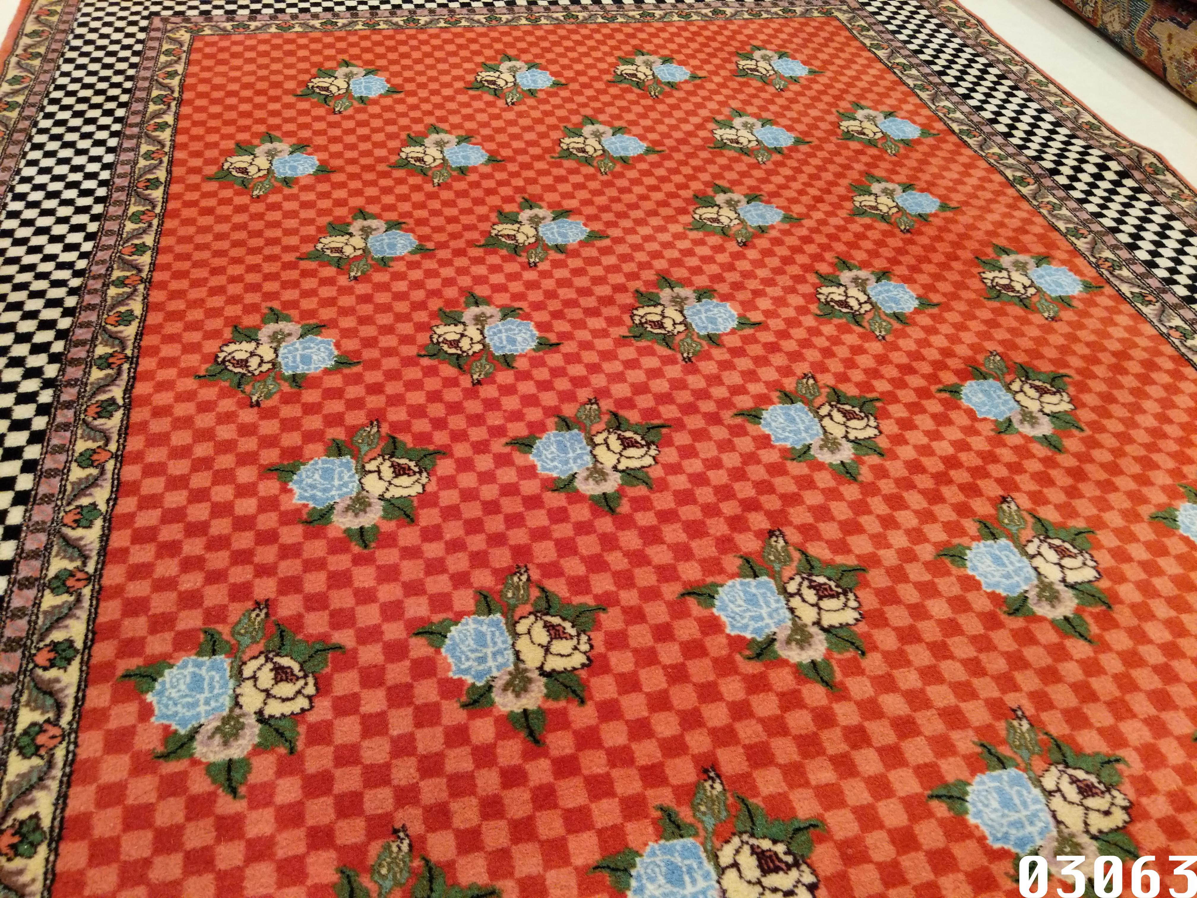 Pareja de alfombras modernistas de diseño de damero en venta 5