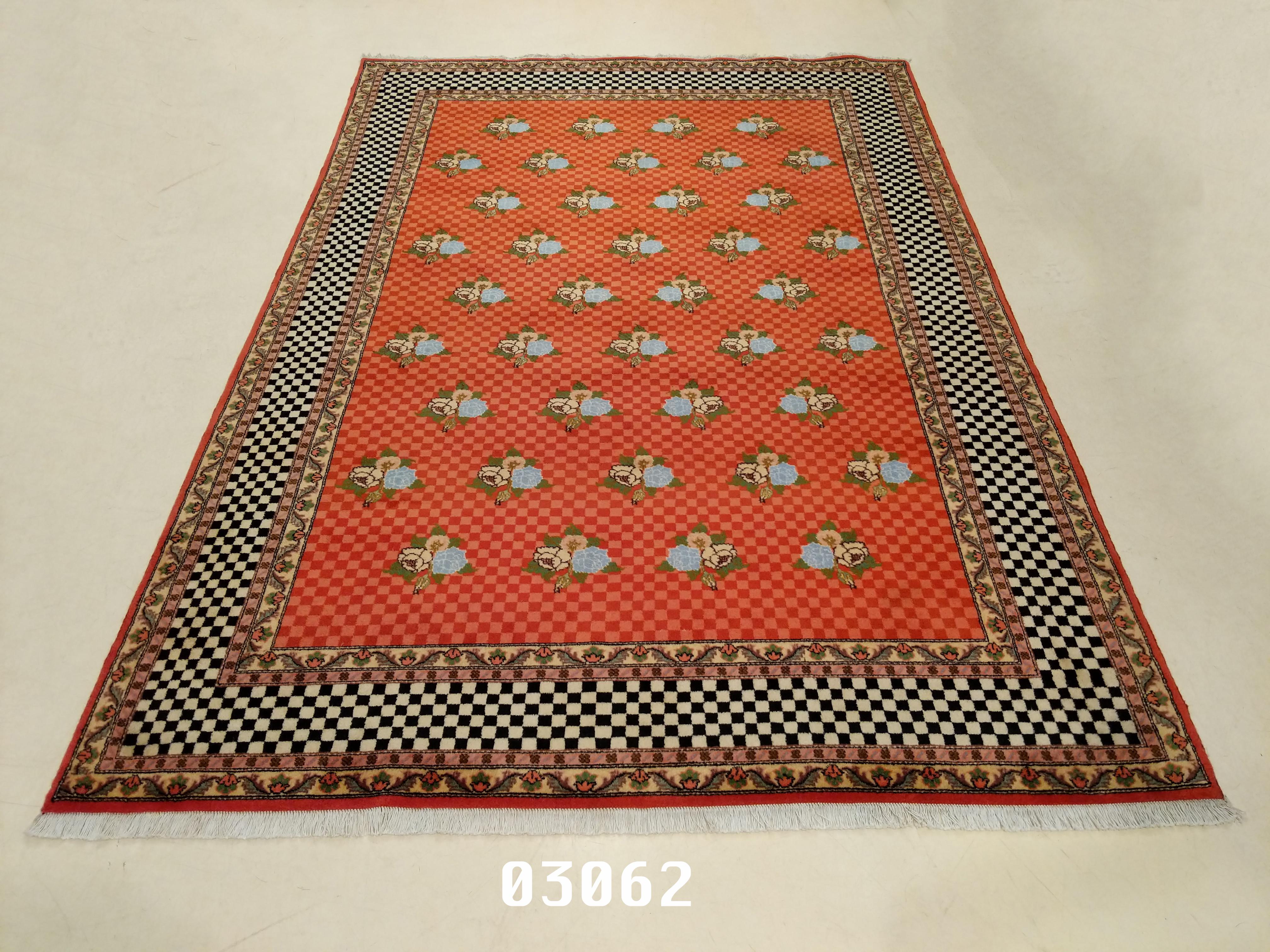 Pareja de alfombras modernistas de diseño de damero Anudado a mano en venta