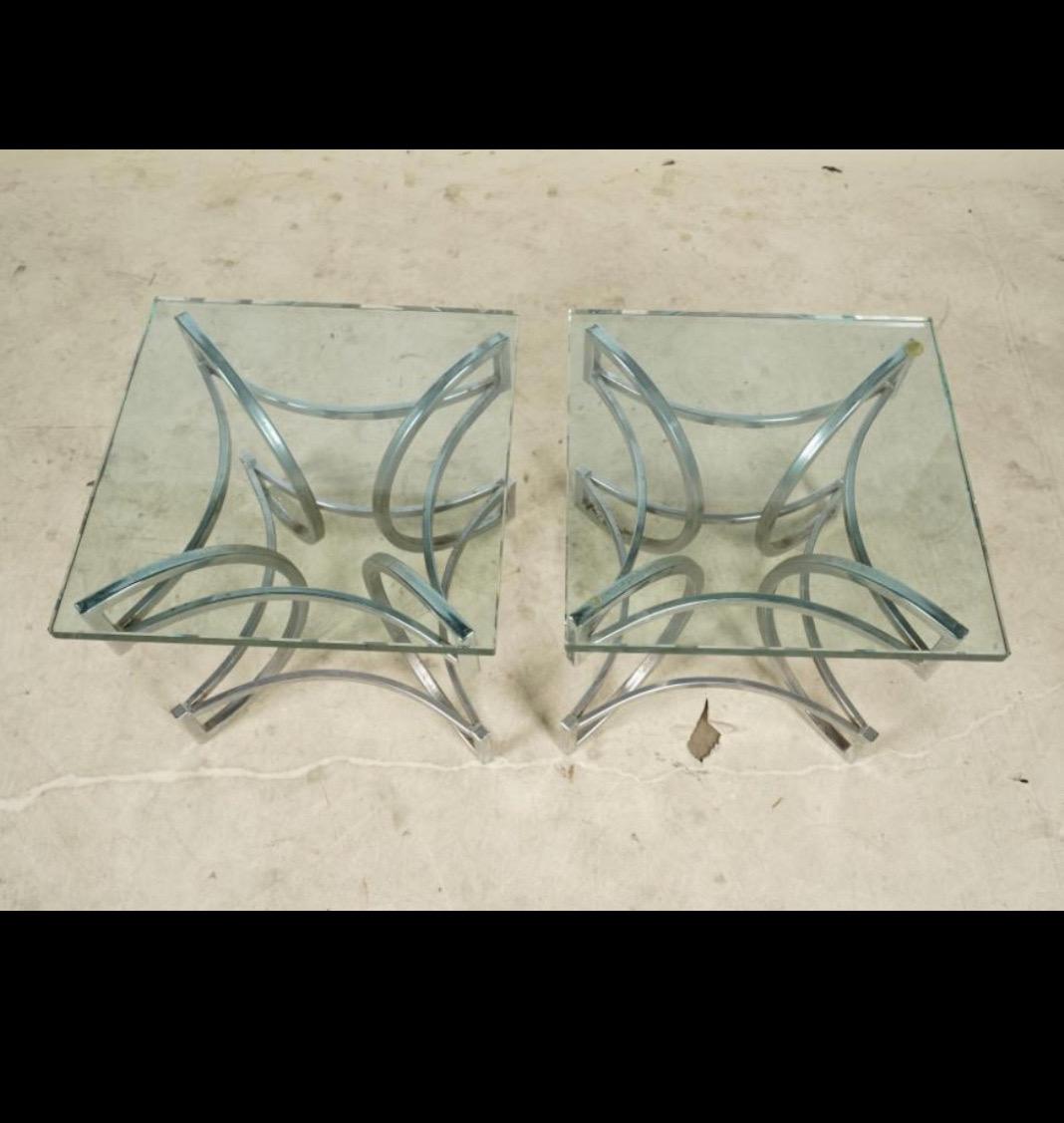 Modernistische Beistelltische aus verchromtem Metall und Glas, Paar (20. Jahrhundert) im Angebot