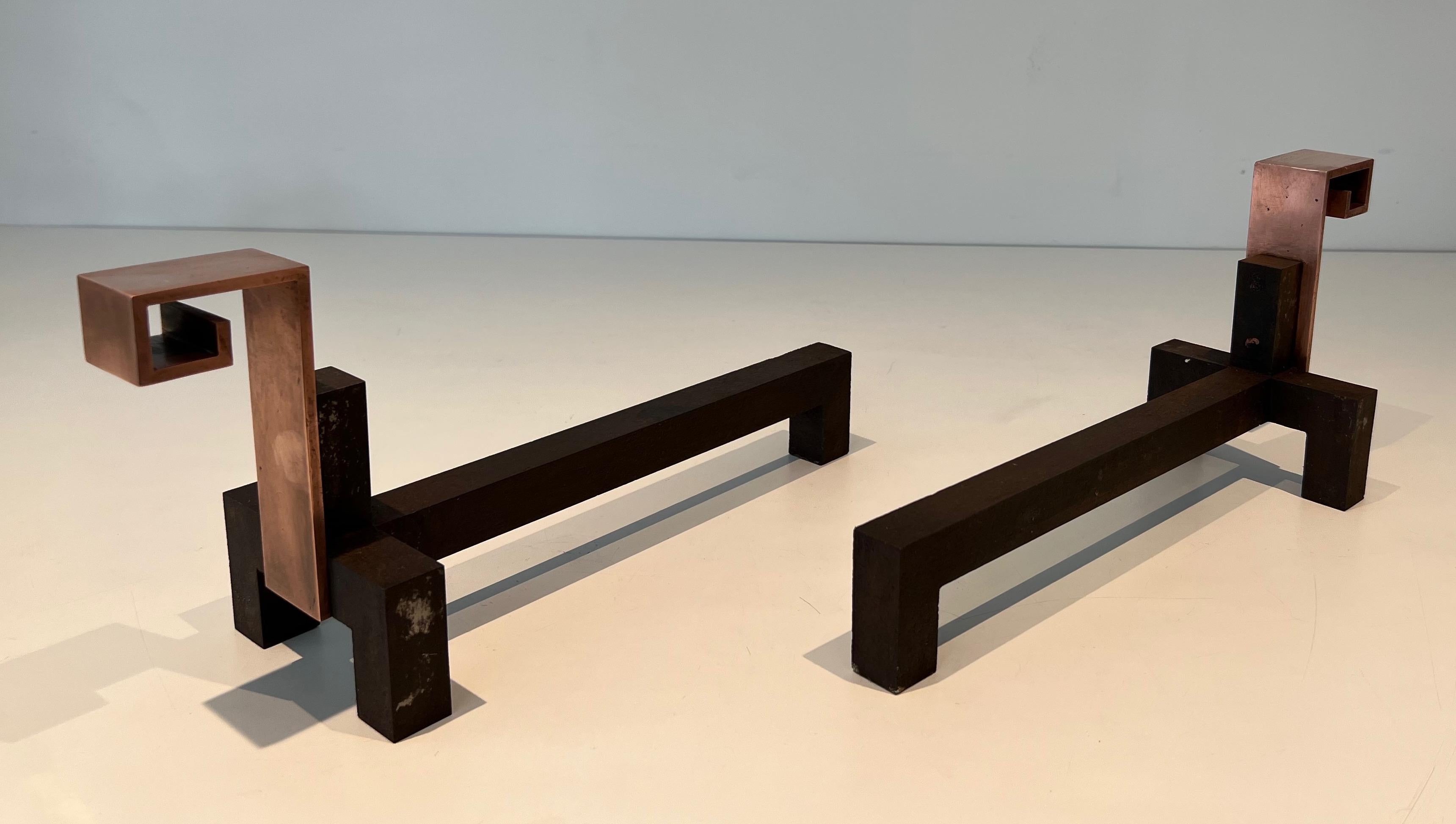 Cuivre Paire de chenets modernistes en cuivre et fer forgé en vente