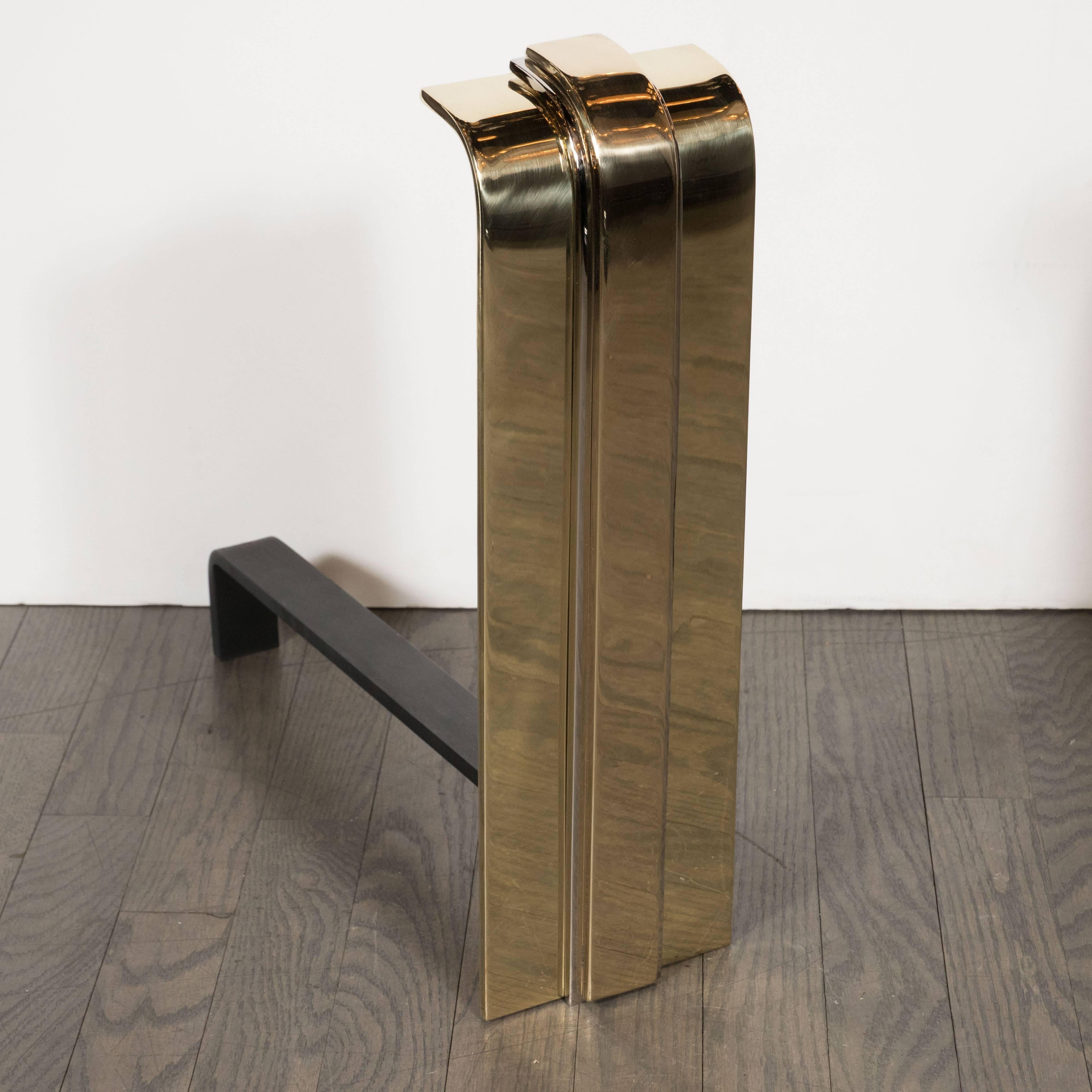 Ein Paar modernistische geschwungene Feuerböcke aus Nickel und Messing, nach Karl Springer (Moderne) im Angebot