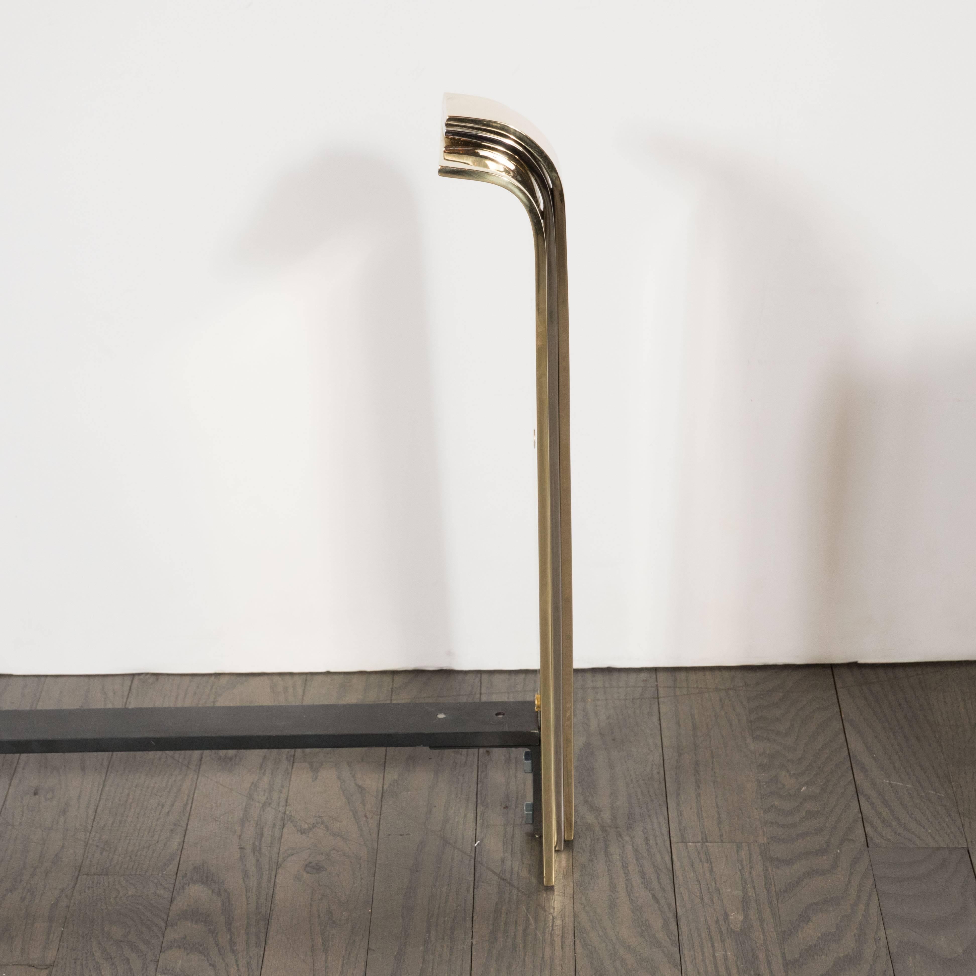 Ein Paar modernistische geschwungene Feuerböcke aus Nickel und Messing, nach Karl Springer (amerikanisch) im Angebot