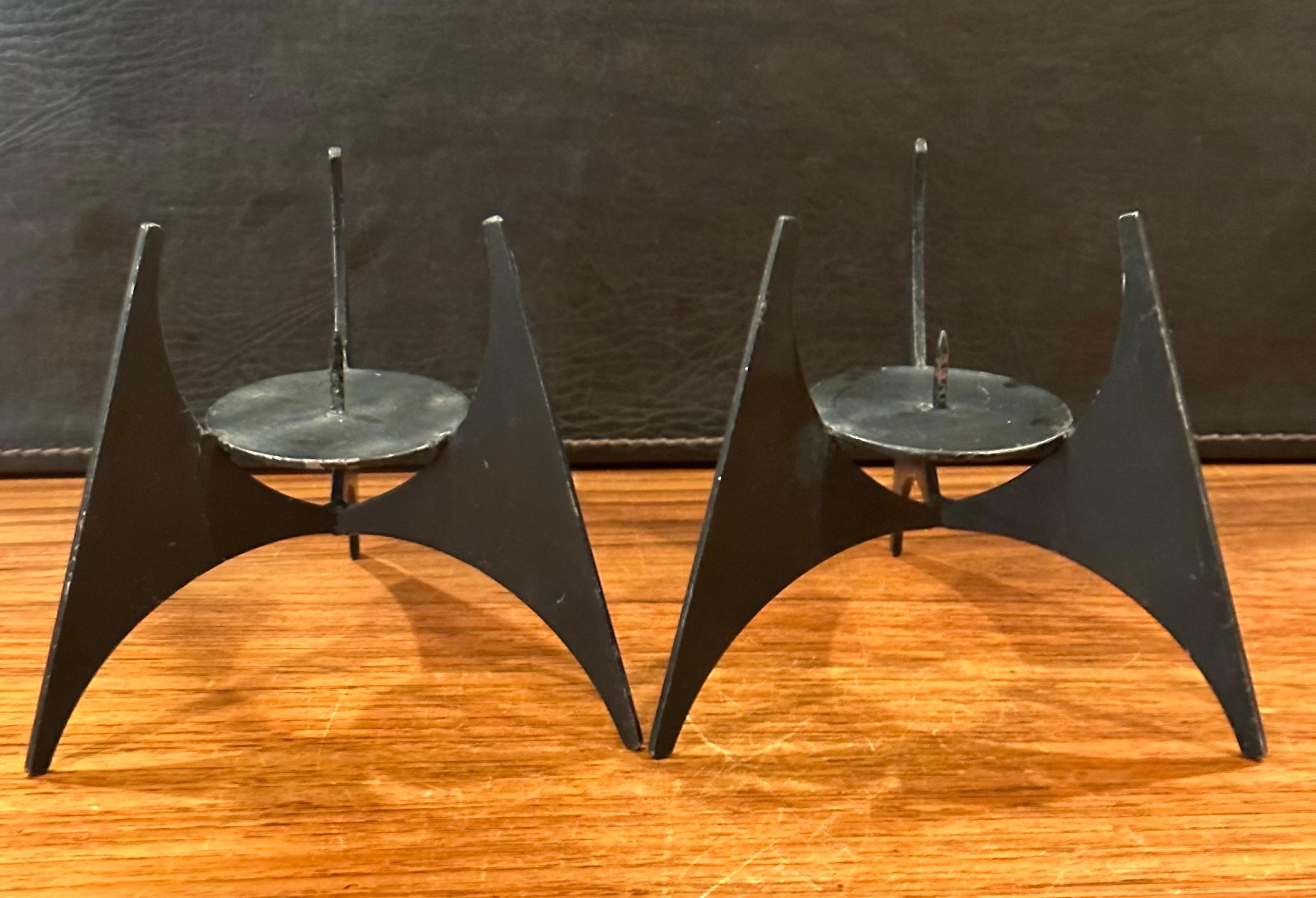 Ein Paar modernistische Kerzenhalter aus geschliffenem Stahl (Eisen) im Angebot
