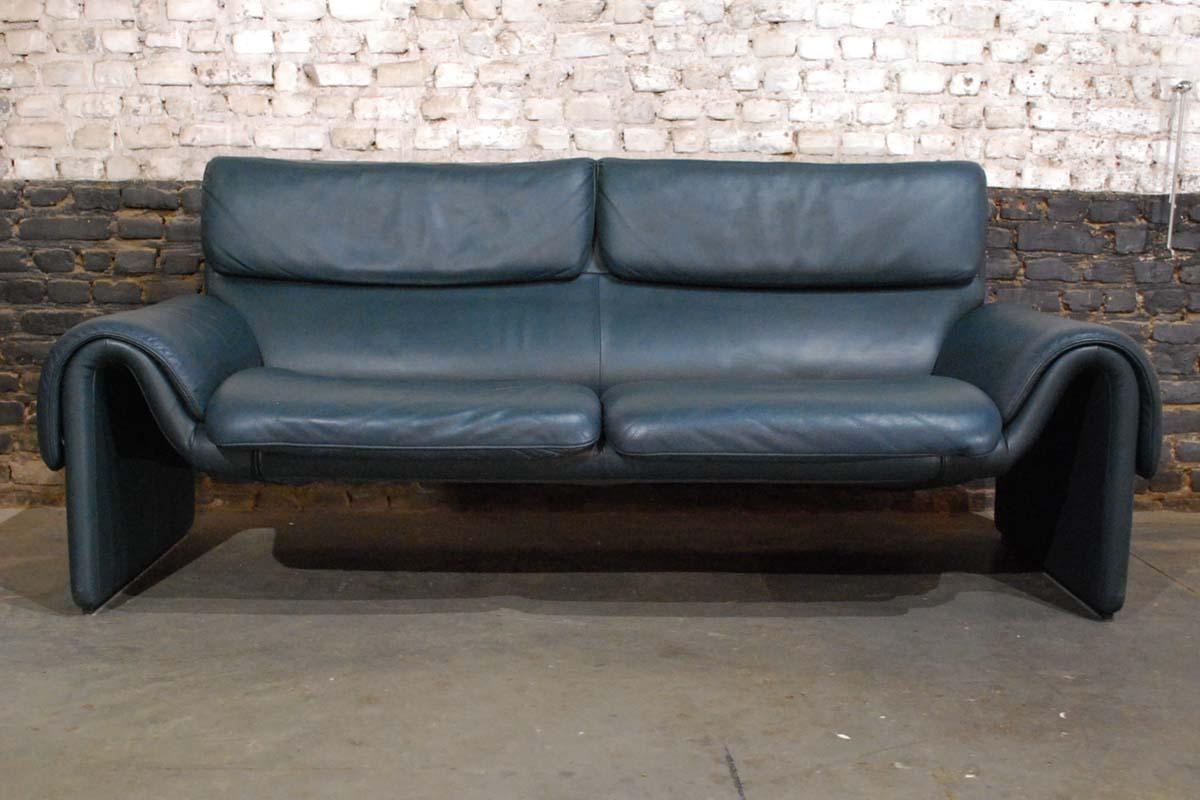 A wonderful pair of two-seat sofa’s DS-2011/02 by the renowned manufacturer De Sede from Switzerland. It was designed by the De Sede design team in the early 1980s. Its design is unique and timeless. The tubular steel frame enables a compact design.