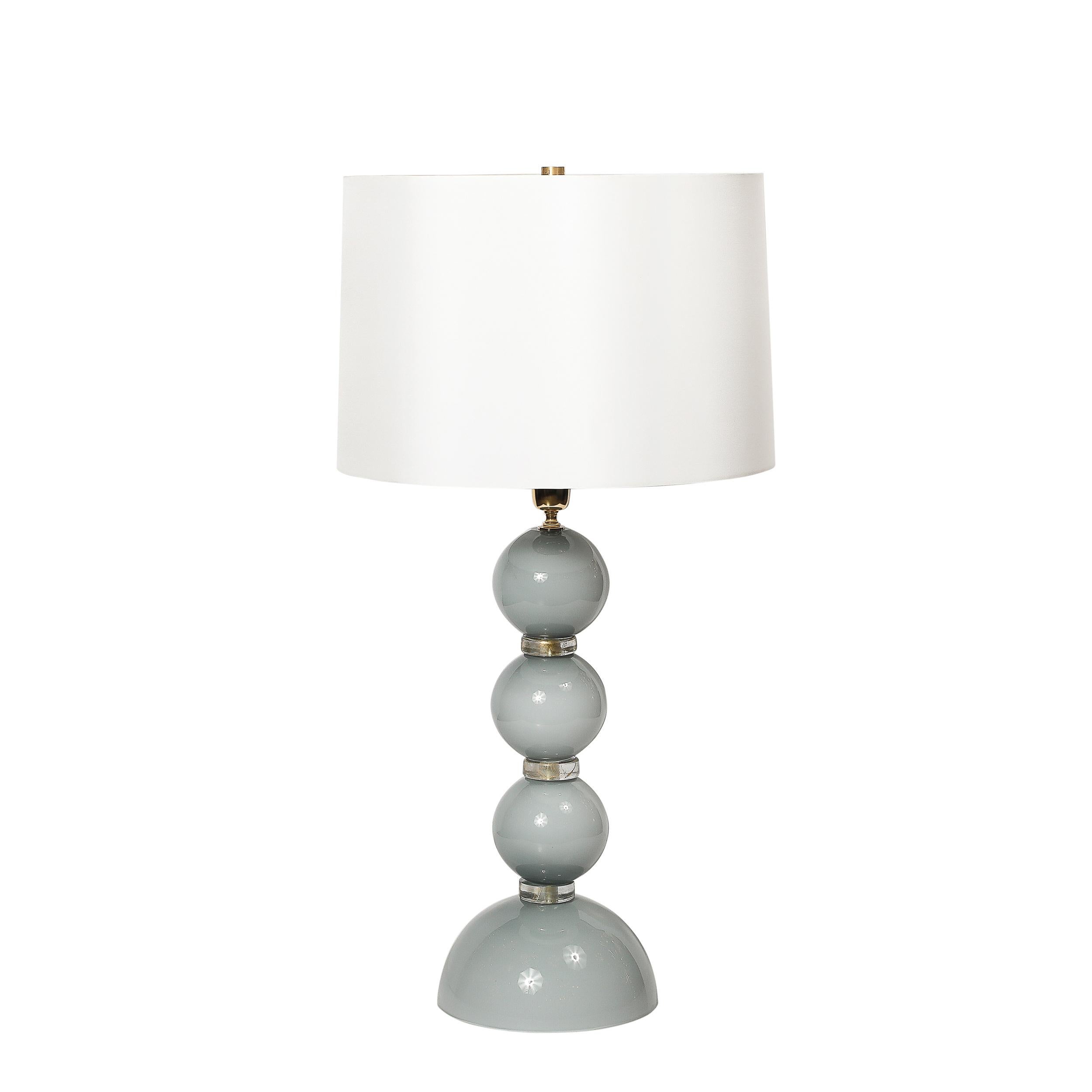 Cette élégante paire de lampes de table a été soufflée à la main à Murano, en Italie - les îles situées au large de la côte de Venise sont réputées pour leur production de verre de qualité supérieure. Chaque lampe est composée de trois sphères de