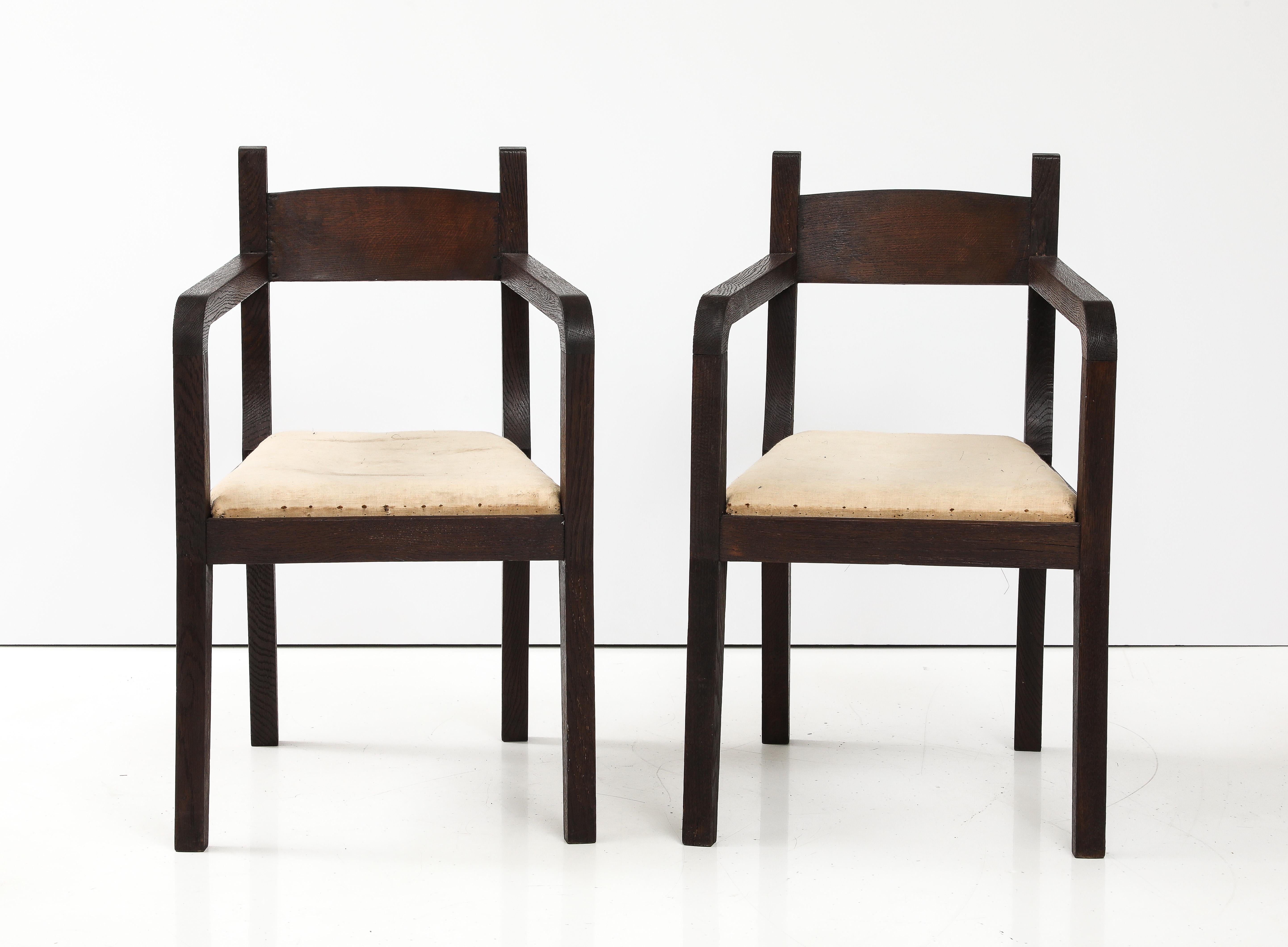 Paire de fauteuils modernistes français attribués à Eyre de Lanux, France, c.C. 1925
Chêne brossé, en mousseline

H : 33.25 D : 20.75 L : 20 po.
