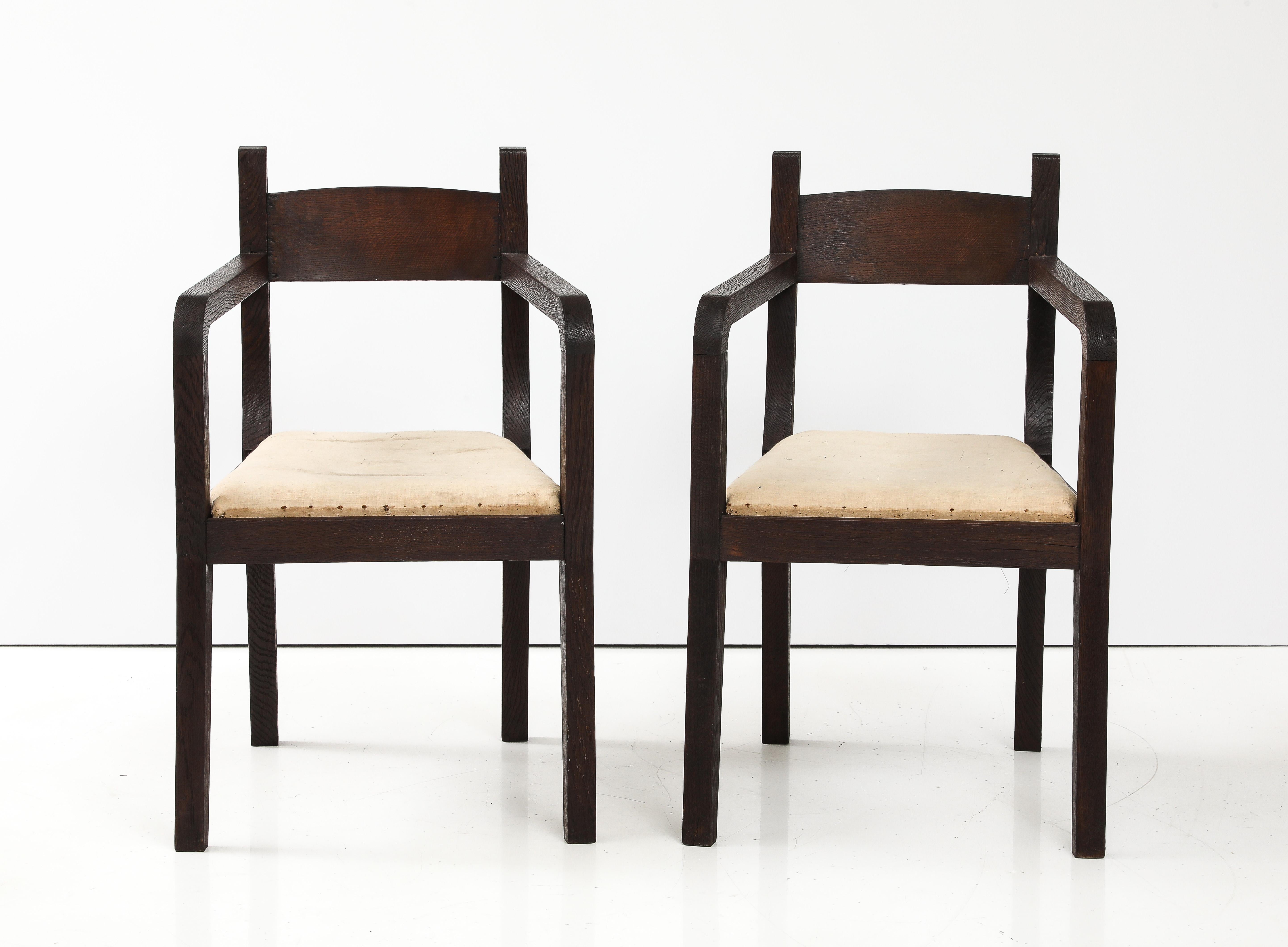 Coppia di poltrone moderniste francesi attribuite a Eyre de Lanux, Francia, 1925 ca.
Oak spazzolato, in mussola

H: 33,25 P: 20,75 L: 20 pollici.