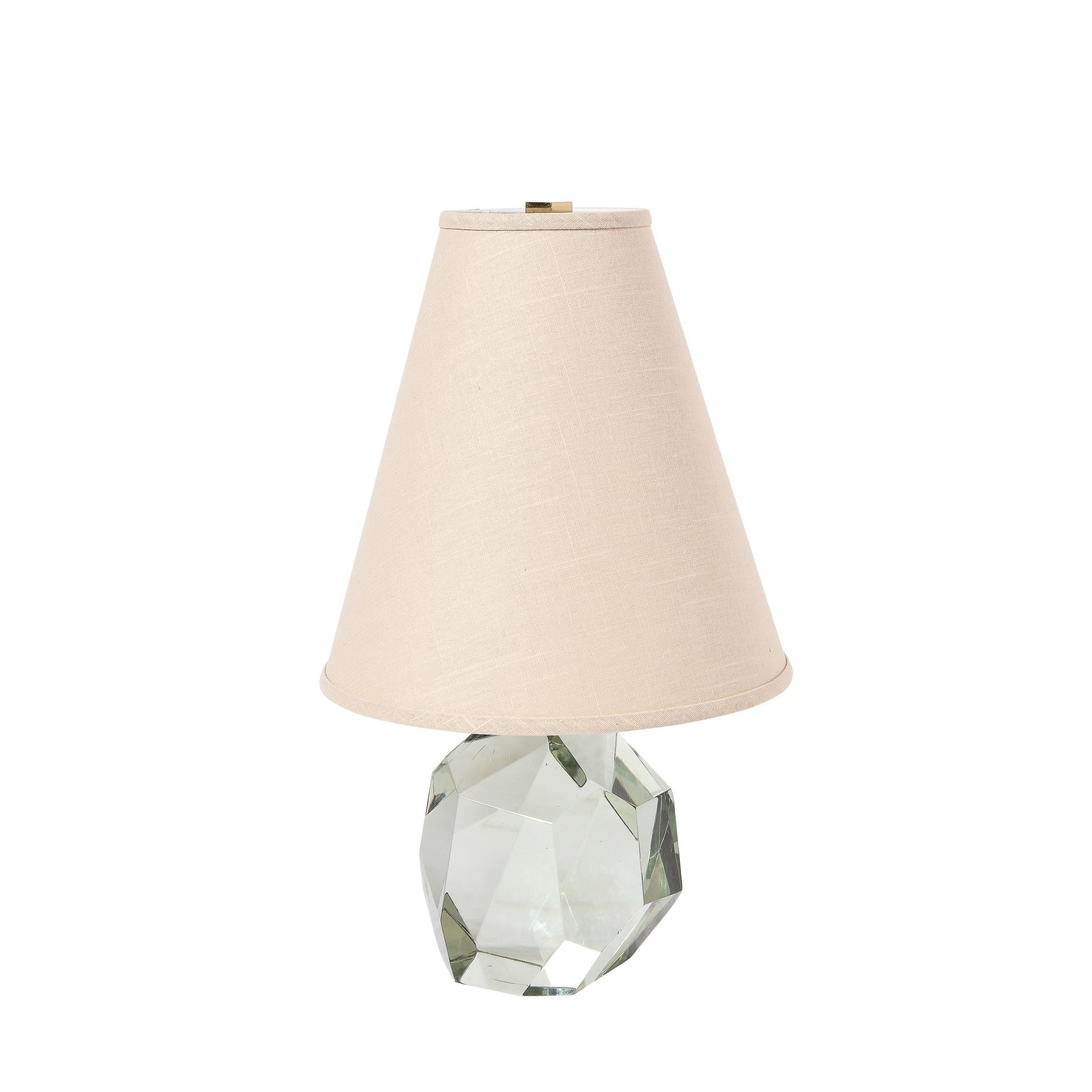 Cette paire de lampes de table modernistes en verre de Murano vert minéral soufflé à la main et à facettes provient d'Italie au cours du 21e siècle. Le corps de la lampe est d'un vert minéral translucide qui s'harmonise parfaitement avec la tige