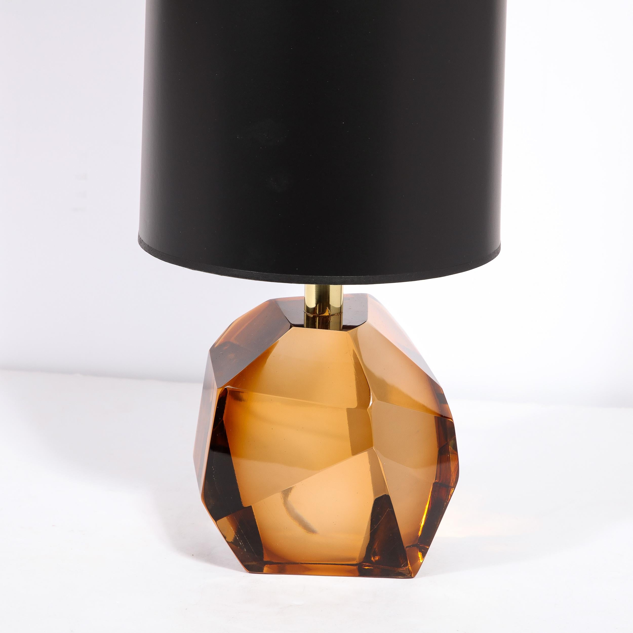 italien Paire de lampes de bureau modernistes à facettes en verre de Murano soufflé à la main d'ambre fumé en vente