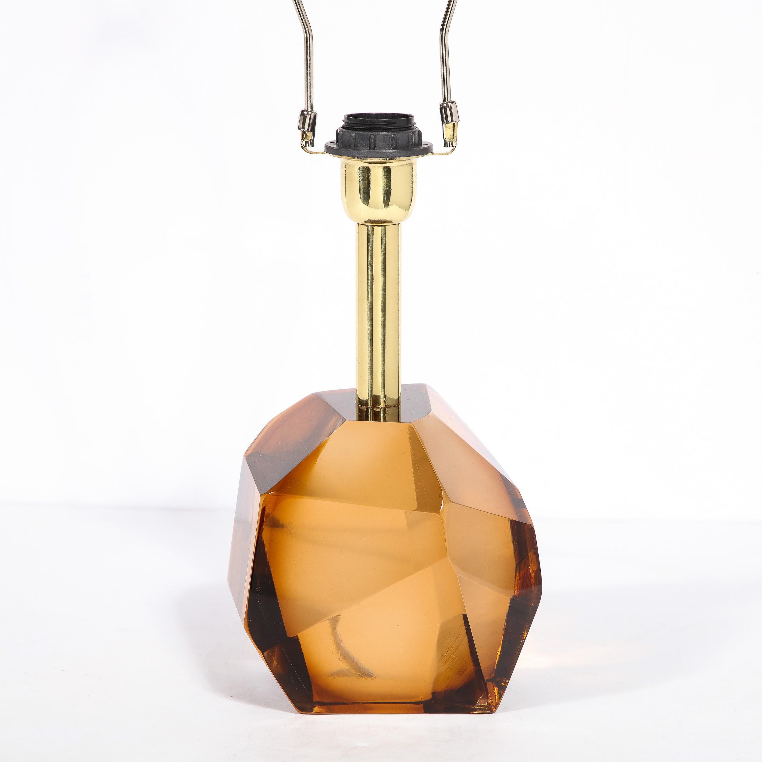 XXIe siècle et contemporain Paire de lampes de bureau modernistes à facettes en verre de Murano soufflé à la main d'ambre fumé en vente