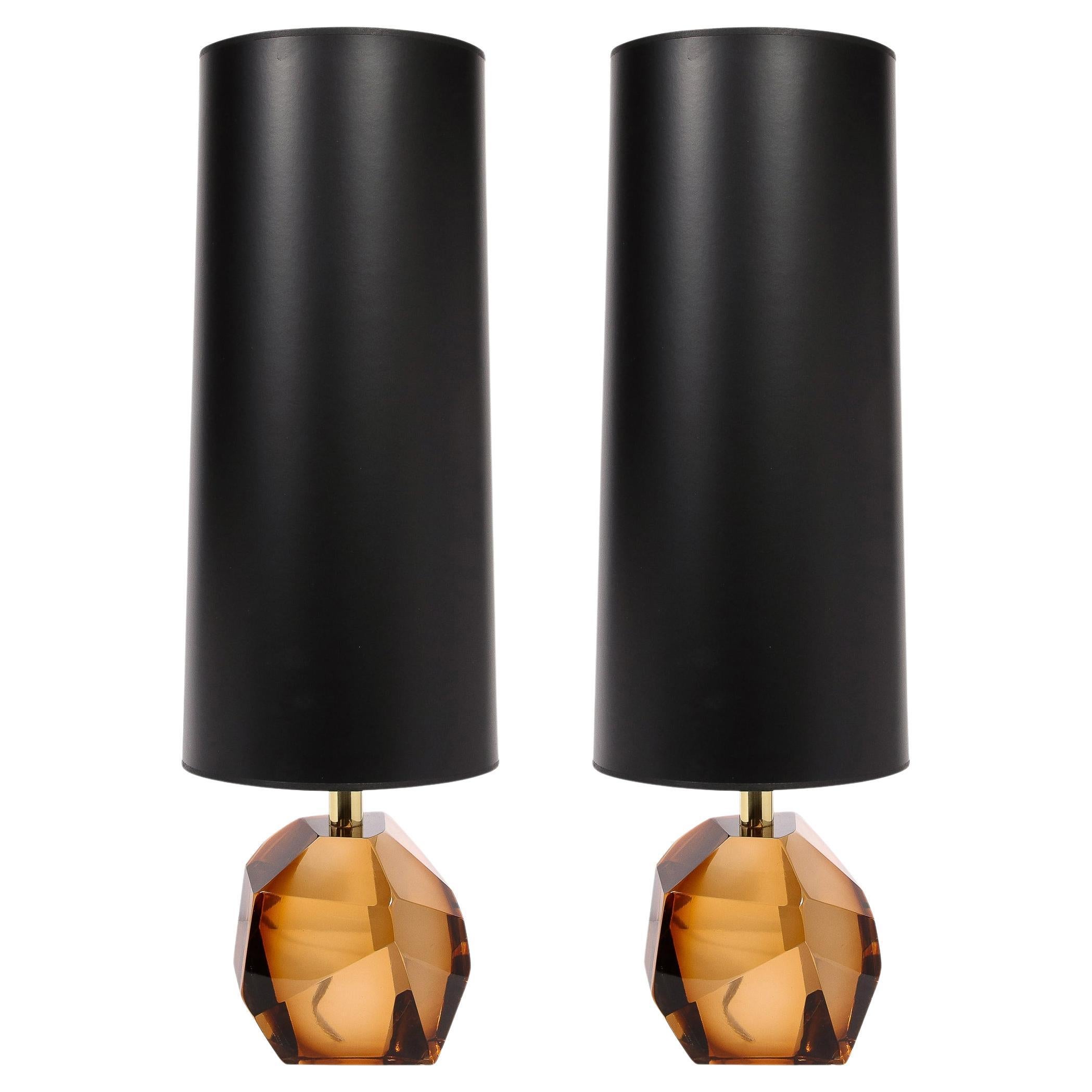 Paar modernistische facettierte Tischlampen aus mundgeblasenem Muranoglas in Rauch-Bernstein