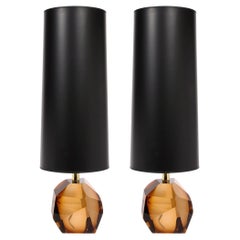 Paar modernistische facettierte Tischlampen aus mundgeblasenem Muranoglas in Rauch-Bernstein