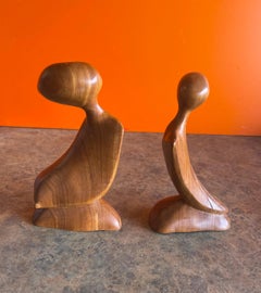 Coppia di sculture figurative moderniste in legno di betulla