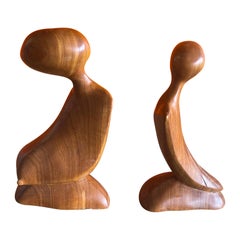 Paire de sculptures figuratives modernistes en bois de broussin