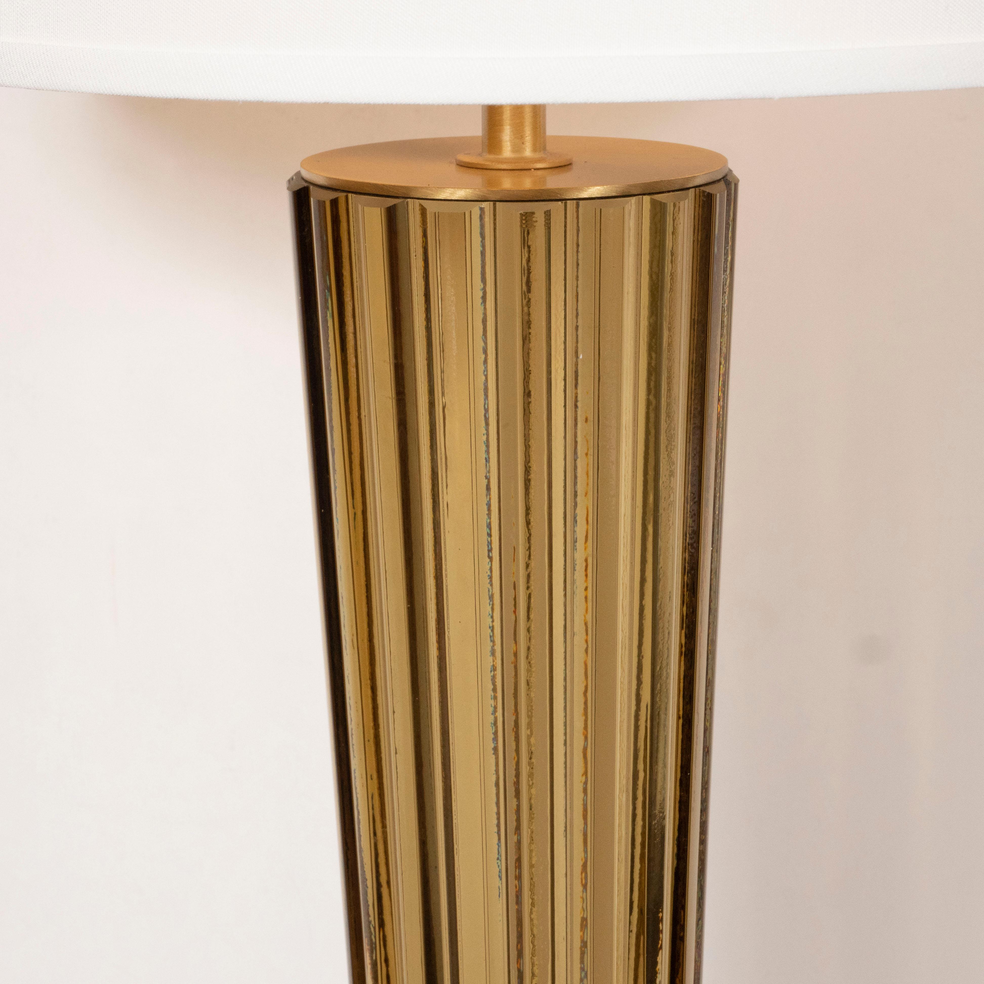 Ein Paar modernistischer, kannelierter, mundgeblasener Bernsteinlampen aus Murano auf quadratischen Vitrolithsockeln (21. Jahrhundert und zeitgenössisch) im Angebot