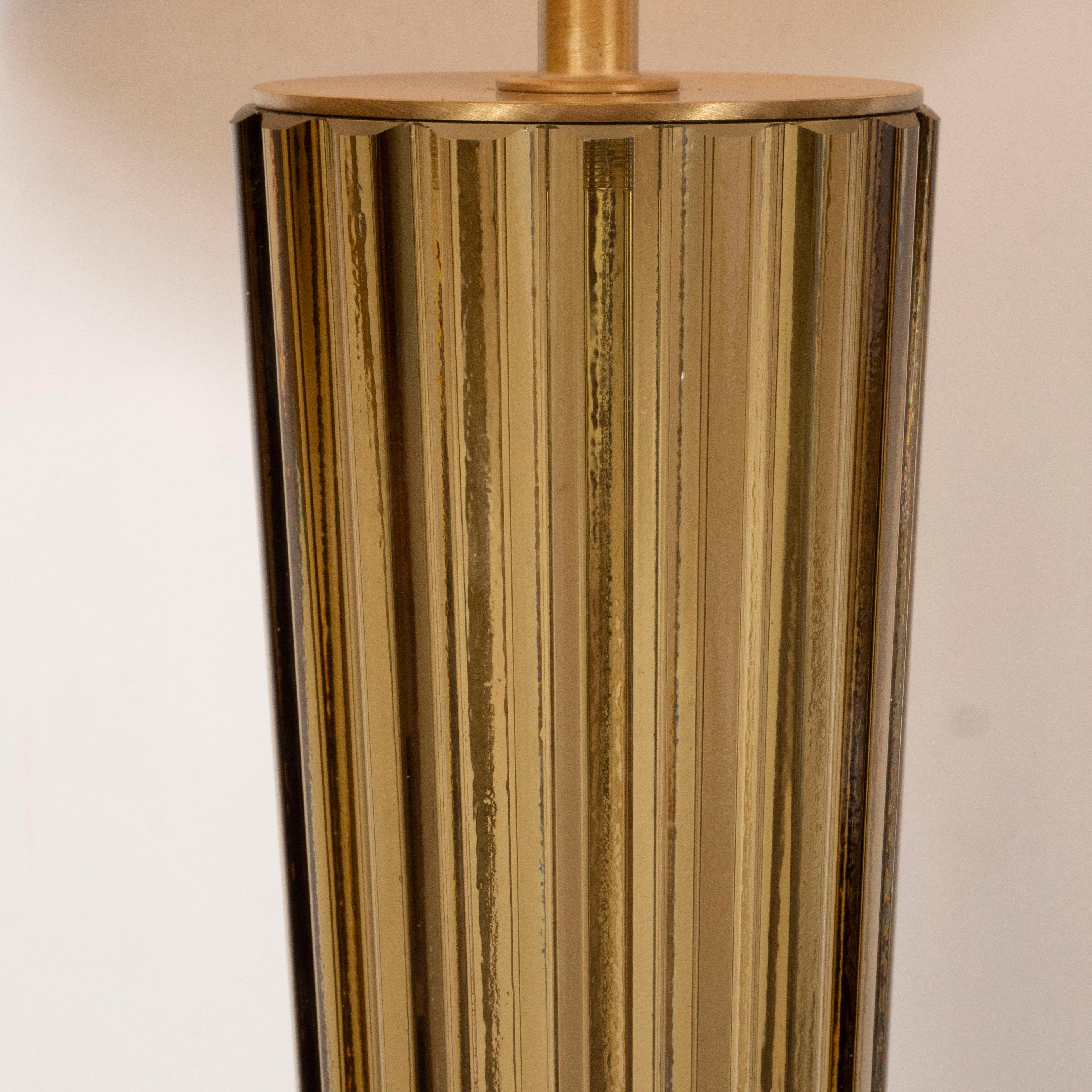 Ein Paar modernistischer, kannelierter, mundgeblasener Bernsteinlampen aus Murano auf quadratischen Vitrolithsockeln im Angebot 2