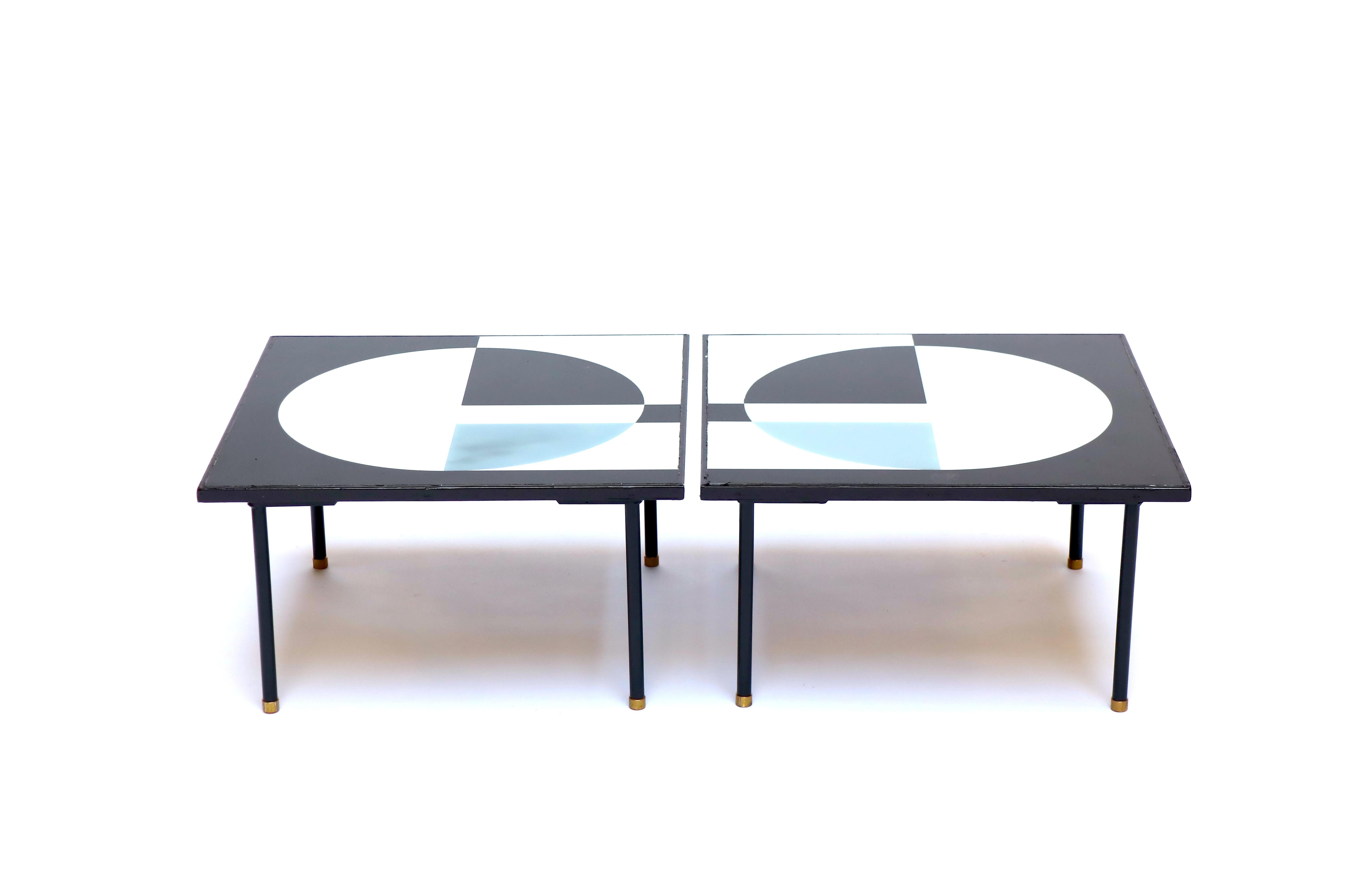 Ein Paar Couchtische mit geometrischem, von der Moderne inspiriertem Design. 
Das Glas ist auf der Unterseite bemalt, das Design ist in der Transparenz sichtbar. 
Kürzlich handgefertigt. 
Der Rahmen ist aus Holz, die Glasplatte in glänzendem Schwarz