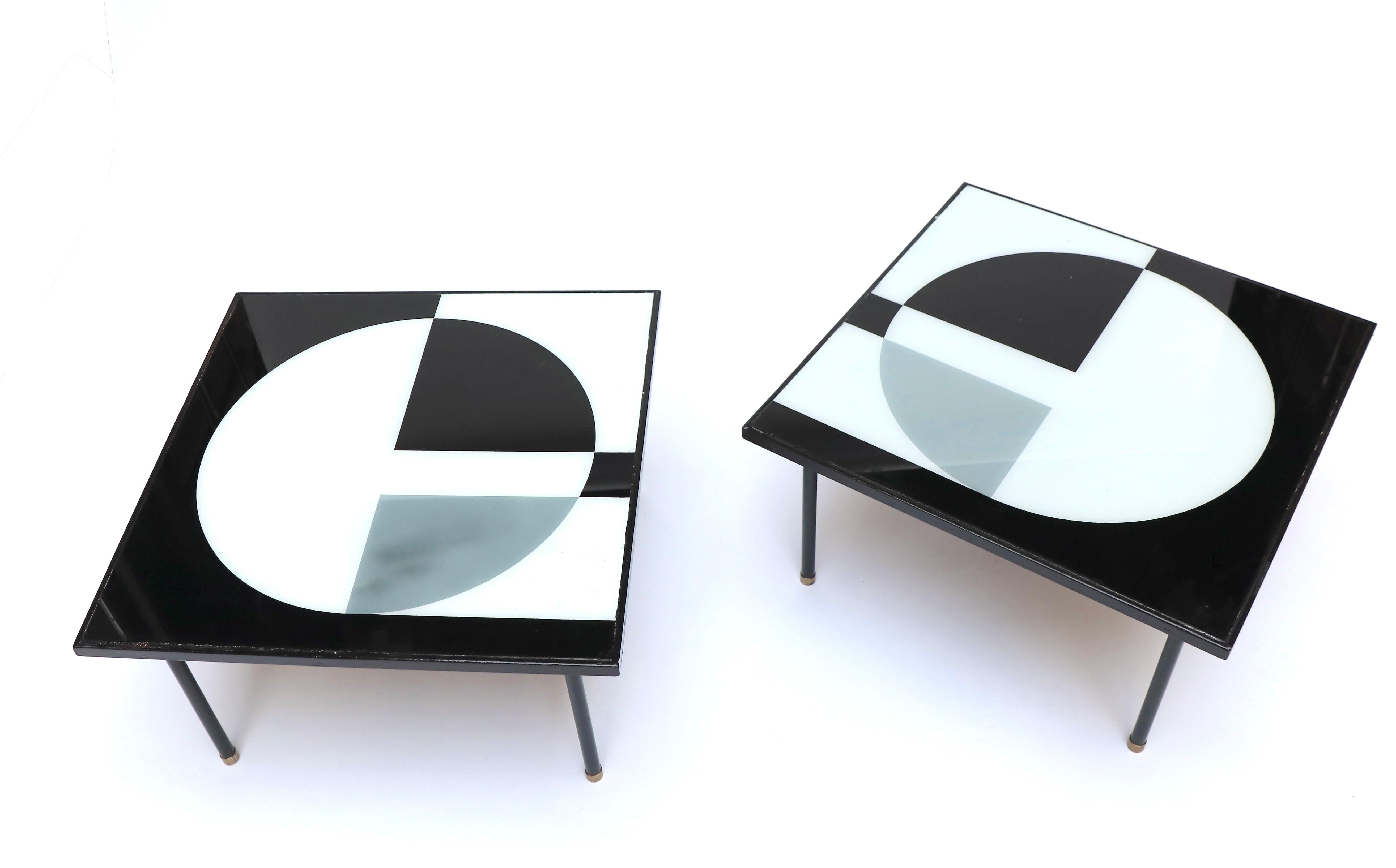 Modernistisches Paar Beistelltische aus Glas (Moderne der Mitte des Jahrhunderts) im Angebot