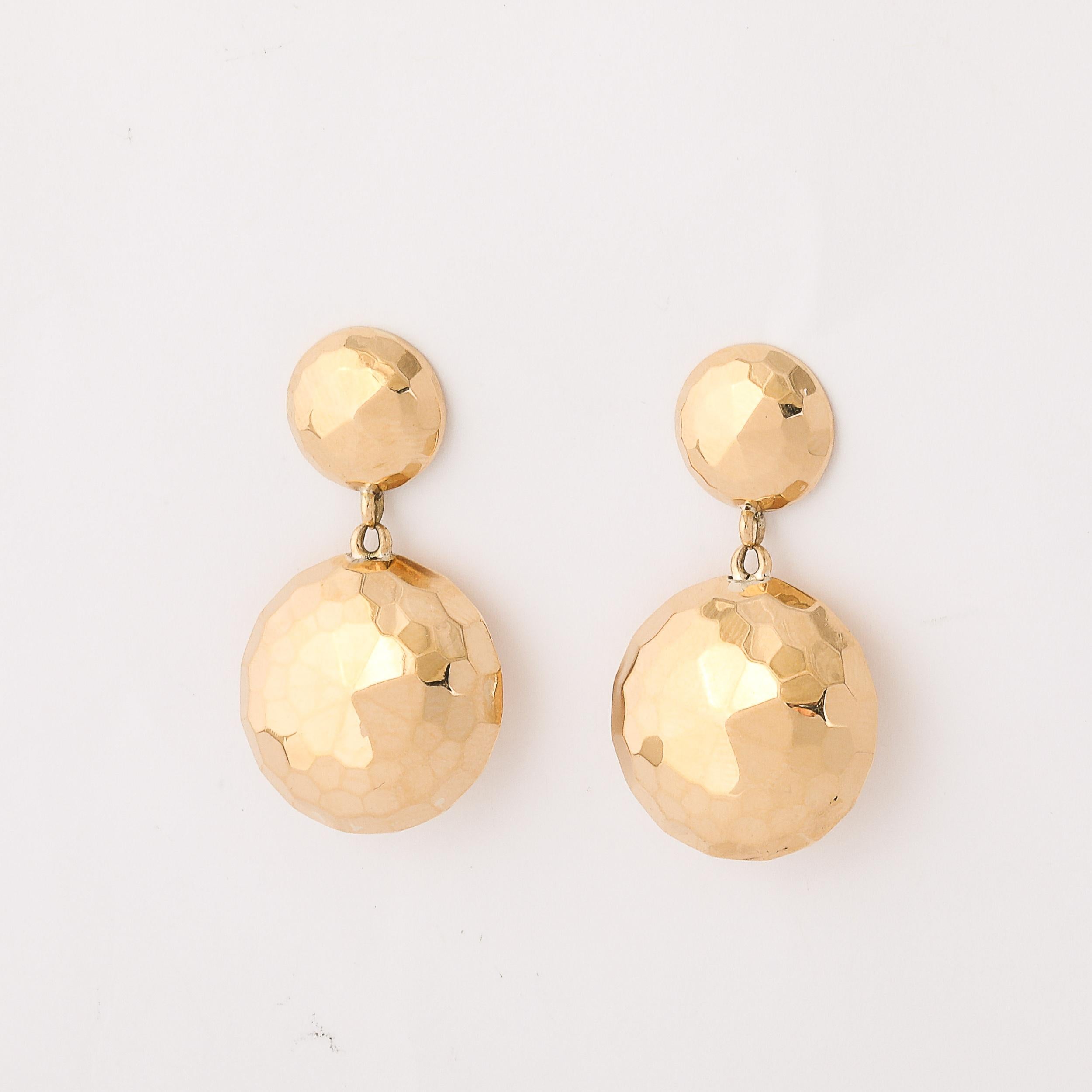 Cette paire de boucles d'oreilles modernistes en forme de demi-dôme, originaire d'Italie vers 1970, est un exemple d'artisanat élégant et de design réfléchi. Réalisées en or 18 carats, ces boucles d'oreilles présentent une surface facettée qui
