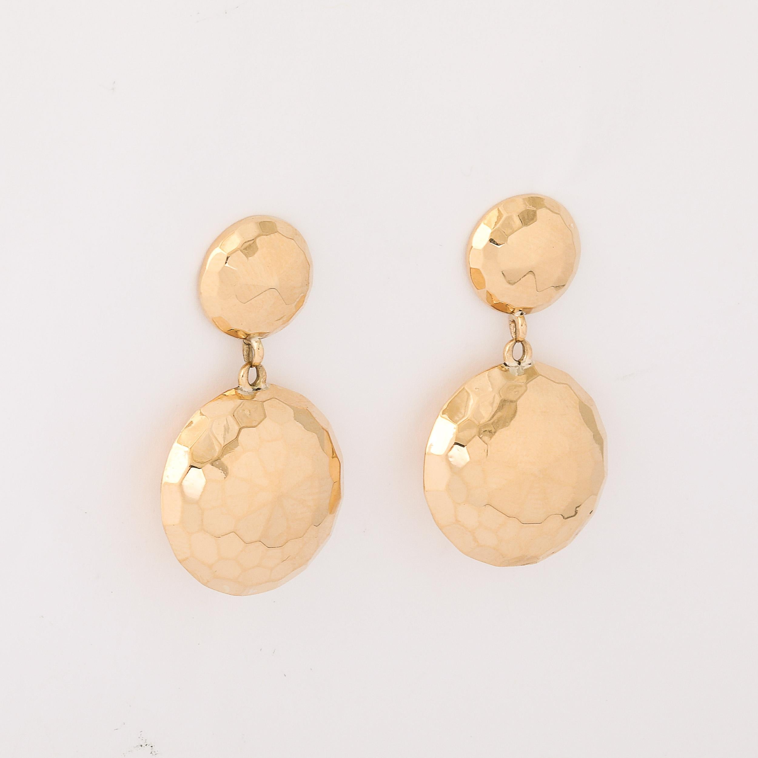 Moderniste Paire de boucles d'oreilles modernistes en or 18 carats avec demi-dôme à facettes en vente