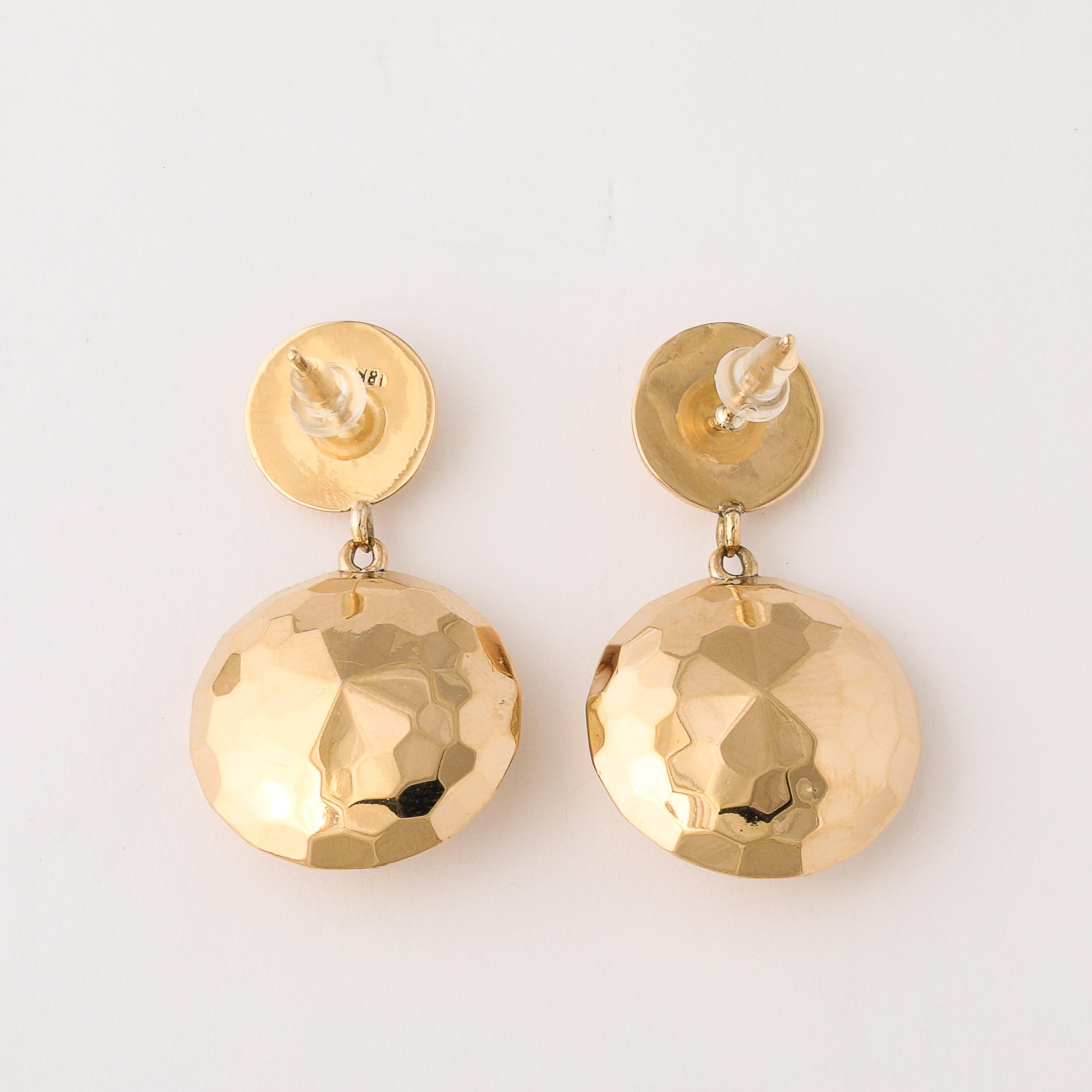 Paire de boucles d'oreilles modernistes en or 18 carats avec demi-dôme à facettes Excellent état - En vente à New York, NY