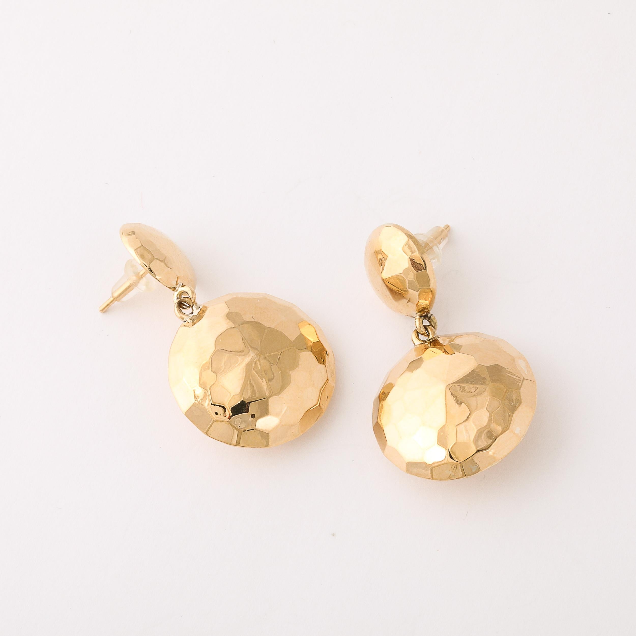 Paire de boucles d'oreilles modernistes en or 18 carats avec demi-dôme à facettes Unisexe en vente
