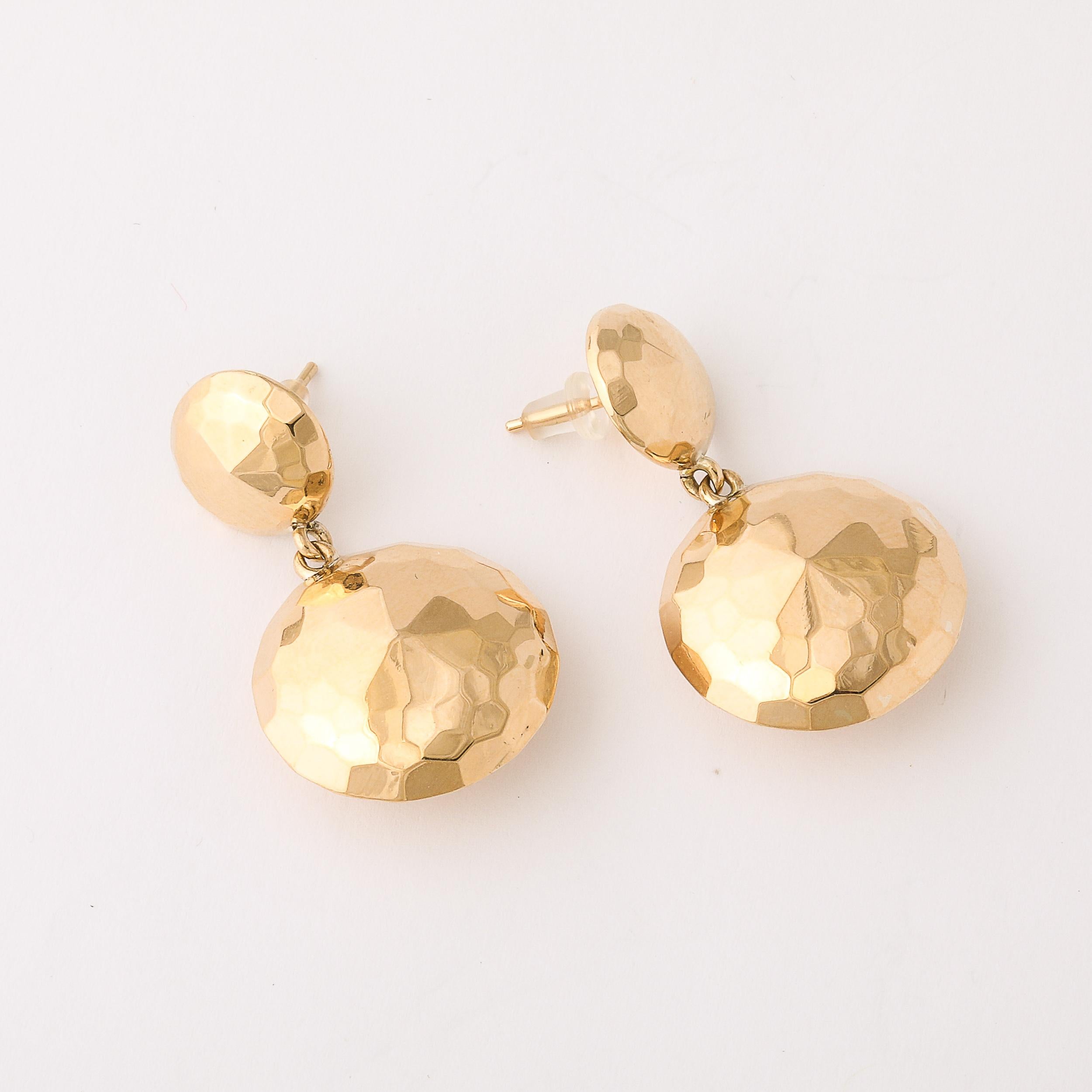 Paire de boucles d'oreilles modernistes en or 18 carats avec demi-dôme à facettes en vente 1