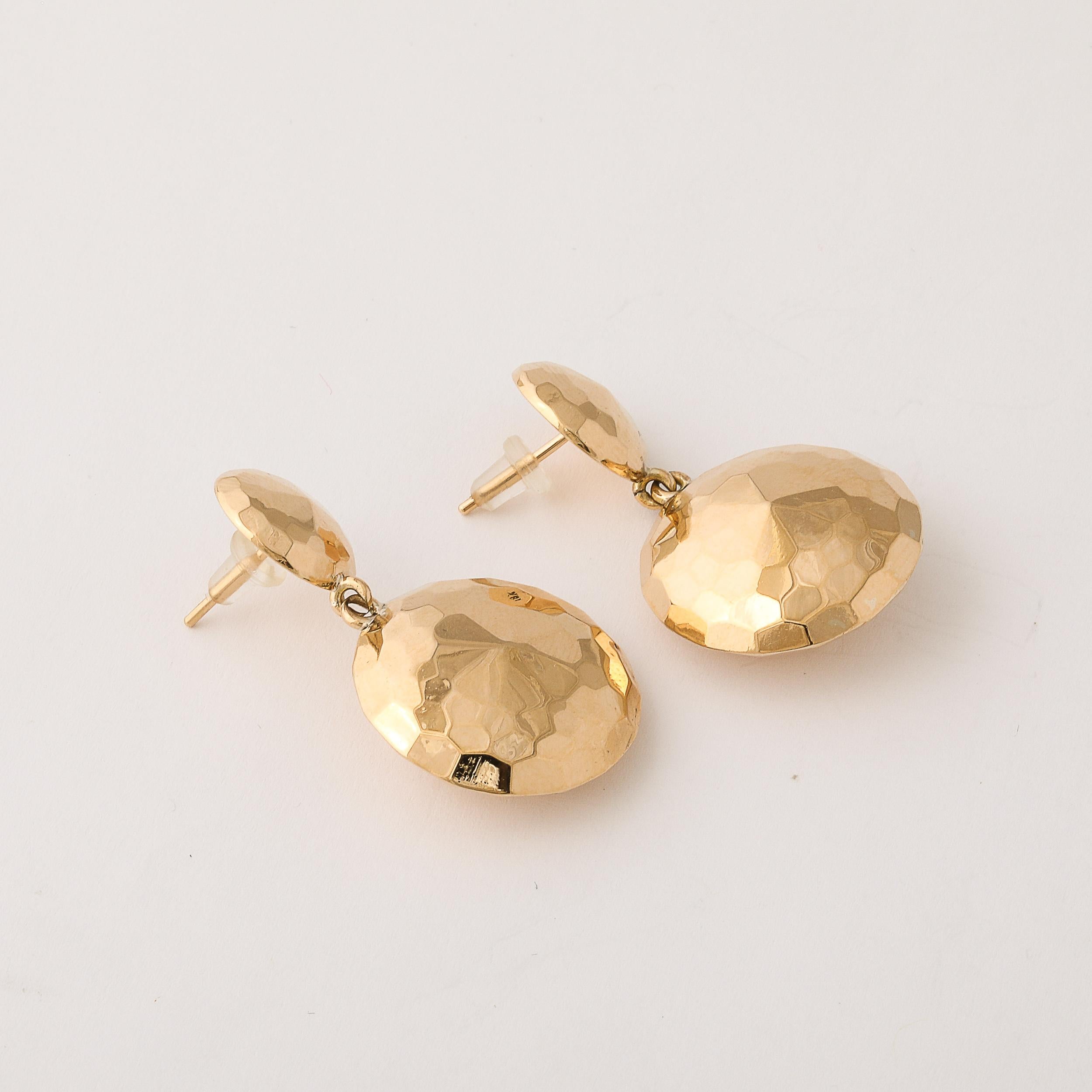 Paire de boucles d'oreilles modernistes en or 18 carats avec demi-dôme à facettes en vente 3