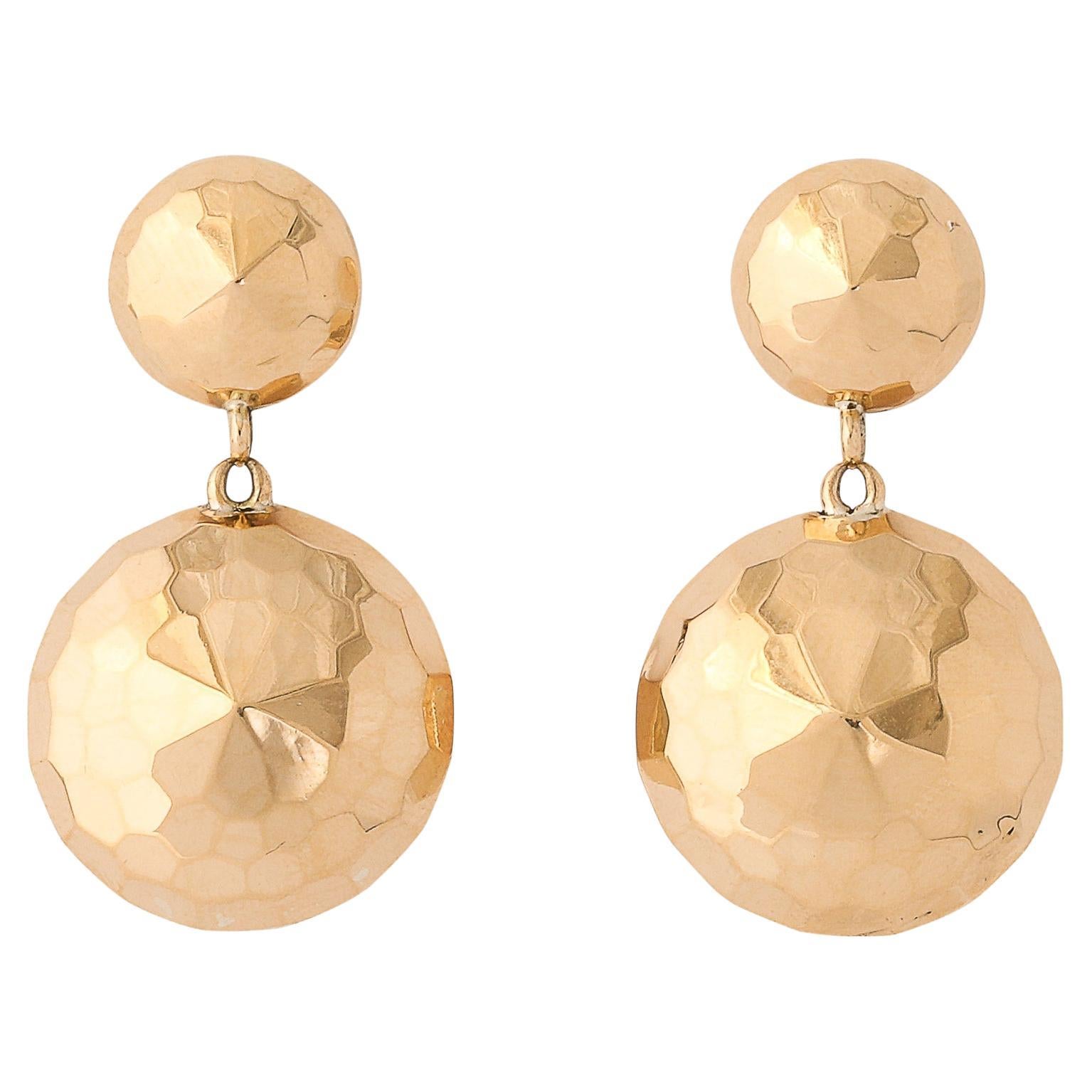 Paire de boucles d'oreilles modernistes en or 18 carats avec demi-dôme à facettes en vente