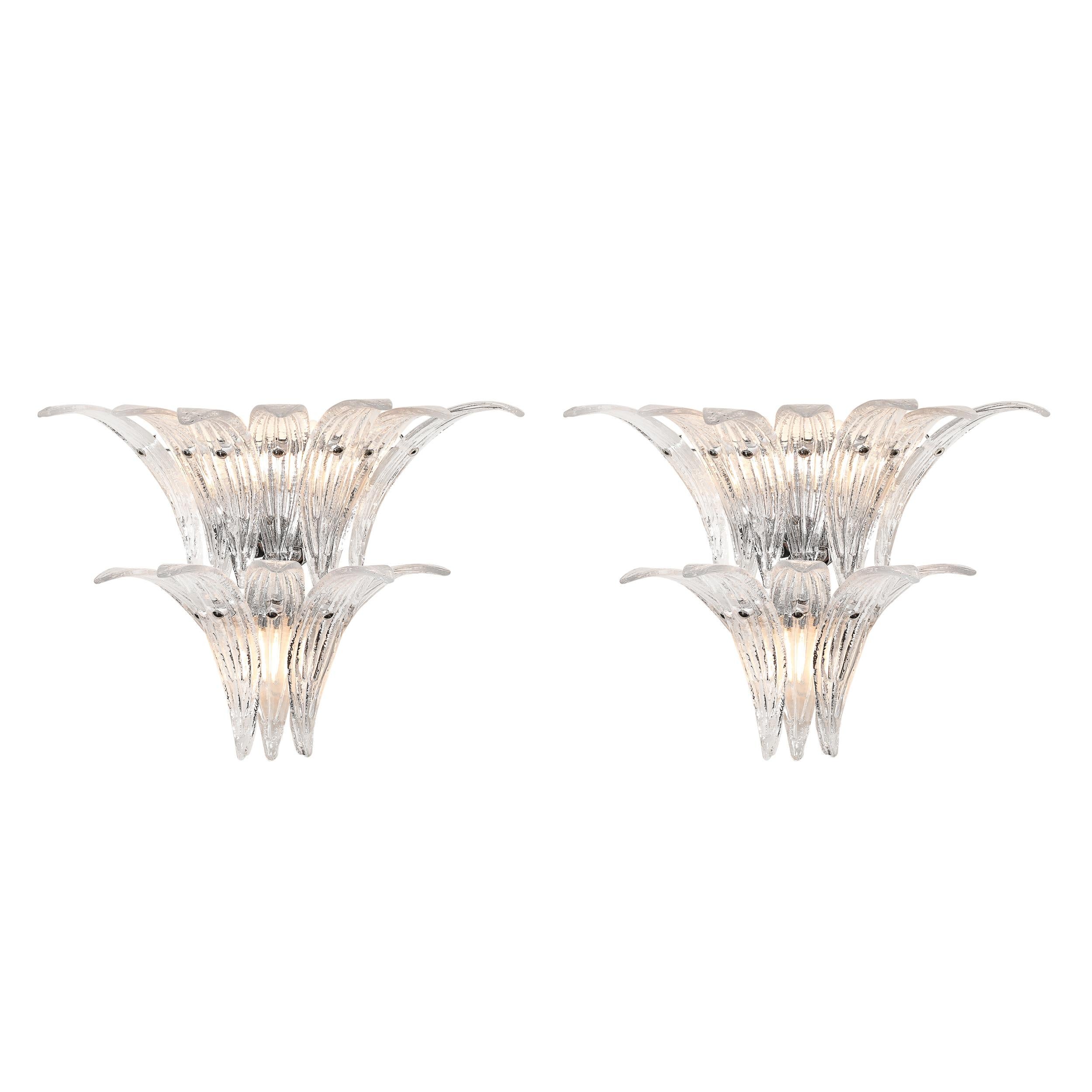 Queste splendide applique sono un superbo esempio di arte contemporanea del vetro di Murano, che fonde un design innovativo con un'impeccabile maestria artigianale.
Ogni applique è caratterizzata da elementi in vetro trasparente soffiato a mano, che