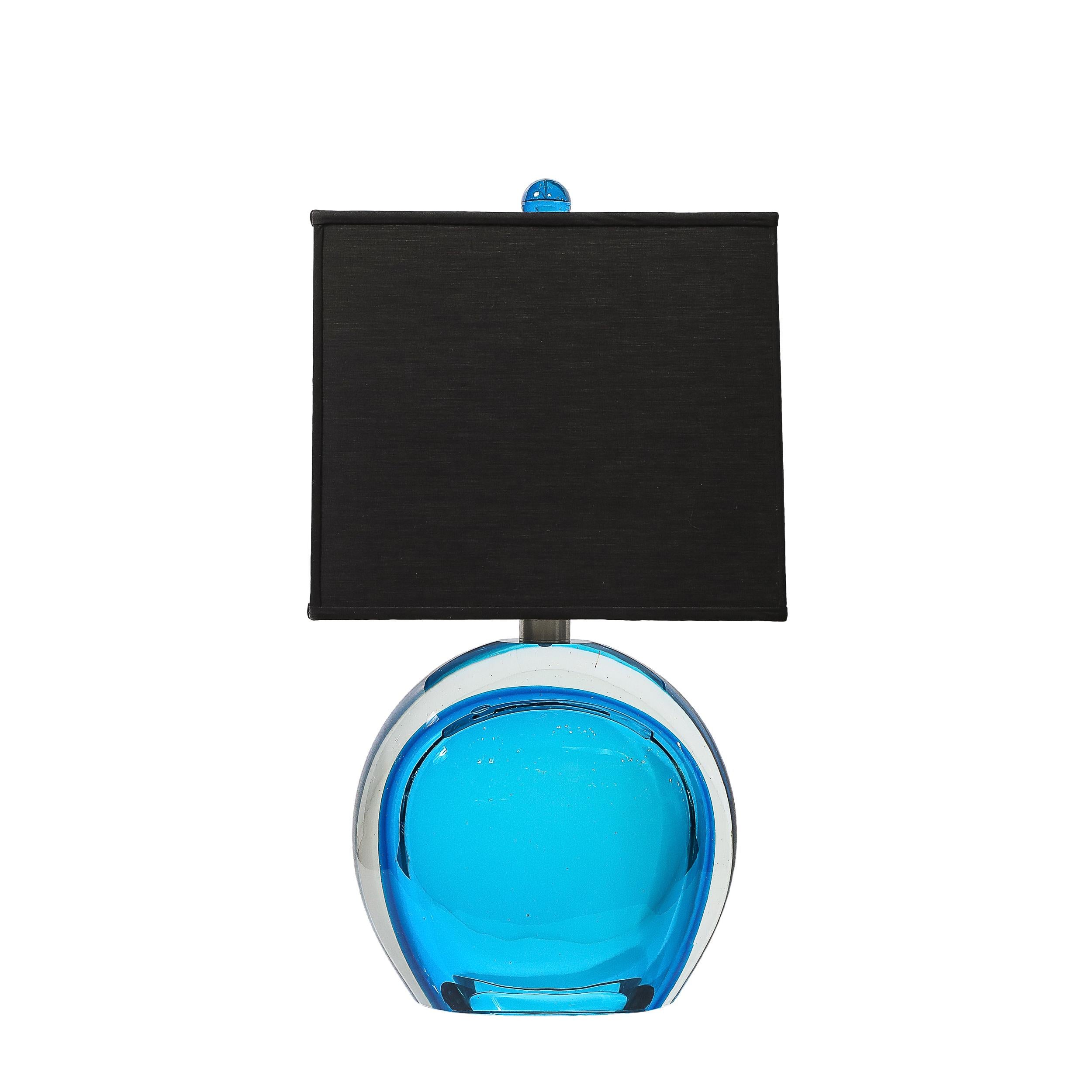 Cette paire de lampes de table en verre bleu cobalt de Murano soufflé à la main, audacieuse et bien équilibrée, provient d'Italie au cours du 21e siècle. Ils présentent un corps arrondi avec une base lisse et polie qui s'incurve avec des parois de