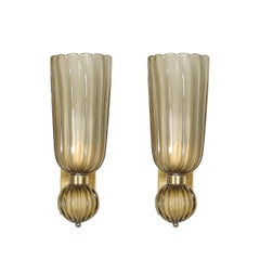 Ein Paar modernistische, mundgeblasene Wandleuchten aus geriffeltem Murano-Glas in mattem, rauchfarbenem Topas