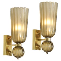 Ein Paar modernistische, mundgeblasene Wandleuchten aus geriffeltem Murano-Glas in mattem, rauchfarbenem Topas