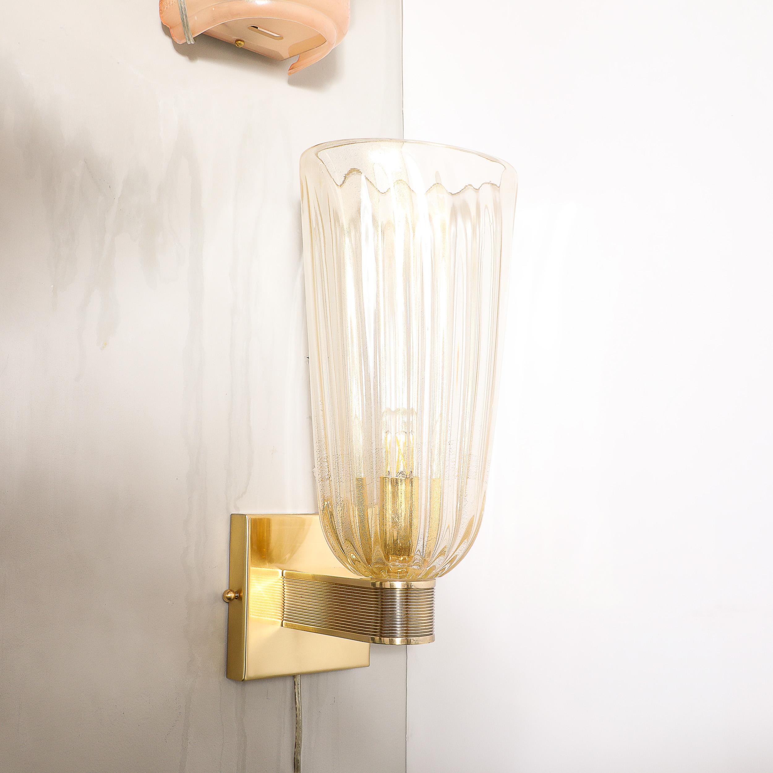 Modernistische mundgeblasene Murano-Wandleuchter aus geriffeltem, geriffeltem Glas mit 24kt Goldflecken, Paar im Angebot 4