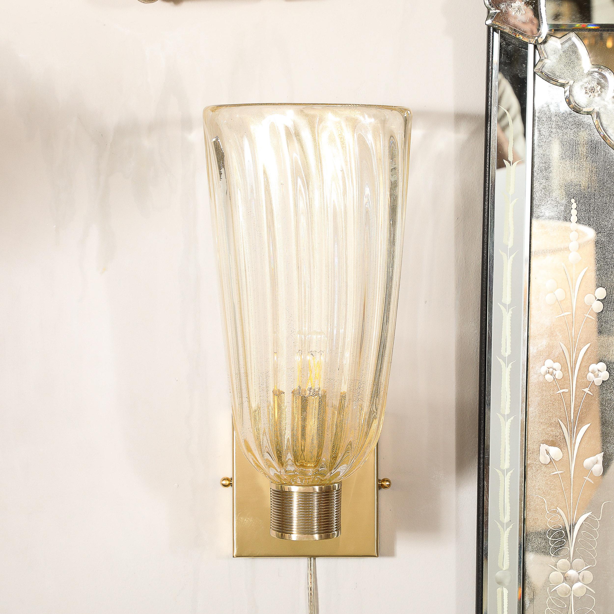 Modernistische mundgeblasene Murano-Wandleuchter aus geriffeltem, geriffeltem Glas mit 24kt Goldflecken, Paar (Italienisch) im Angebot