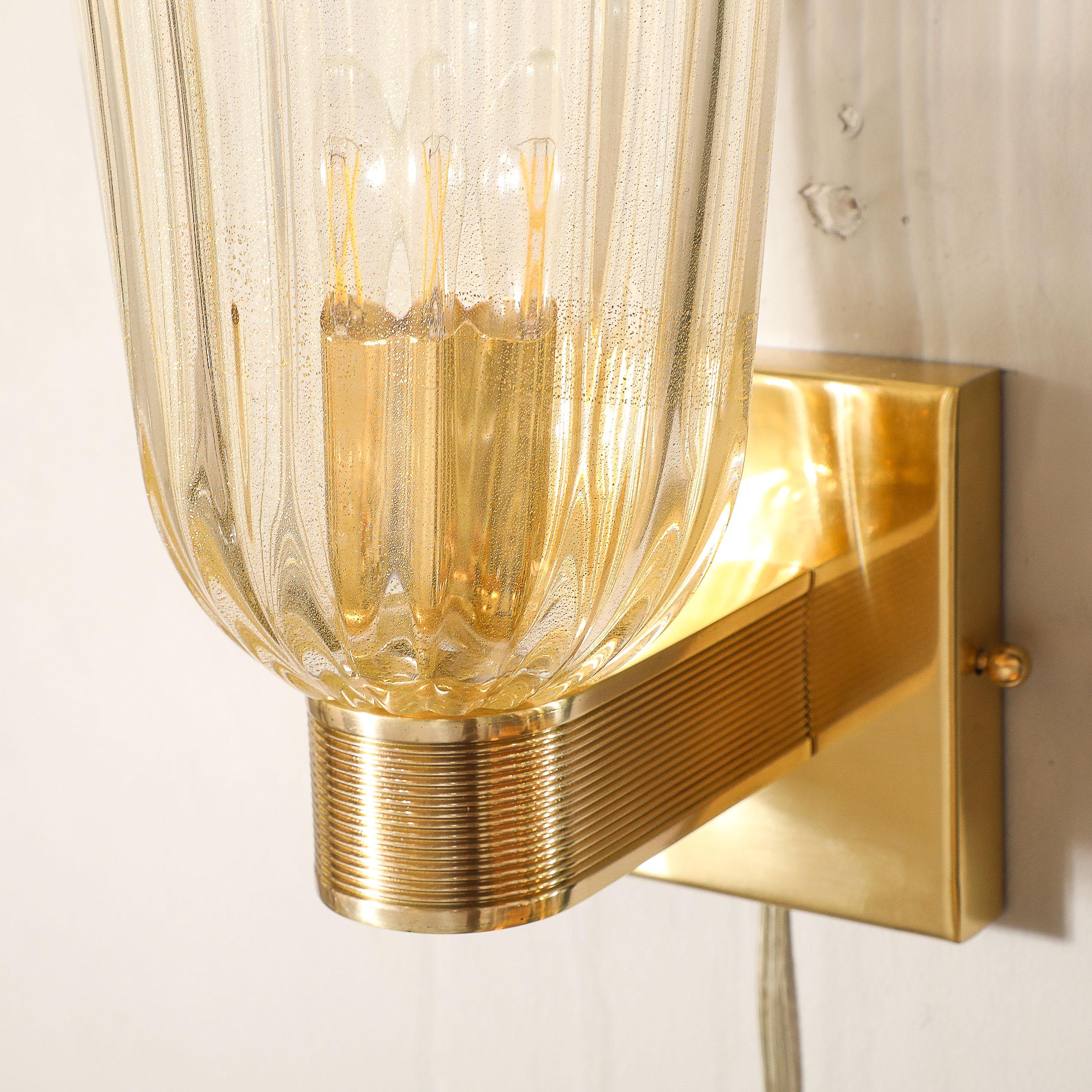 Modernistische mundgeblasene Murano-Wandleuchter aus geriffeltem, geriffeltem Glas mit 24kt Goldflecken, Paar im Angebot 1