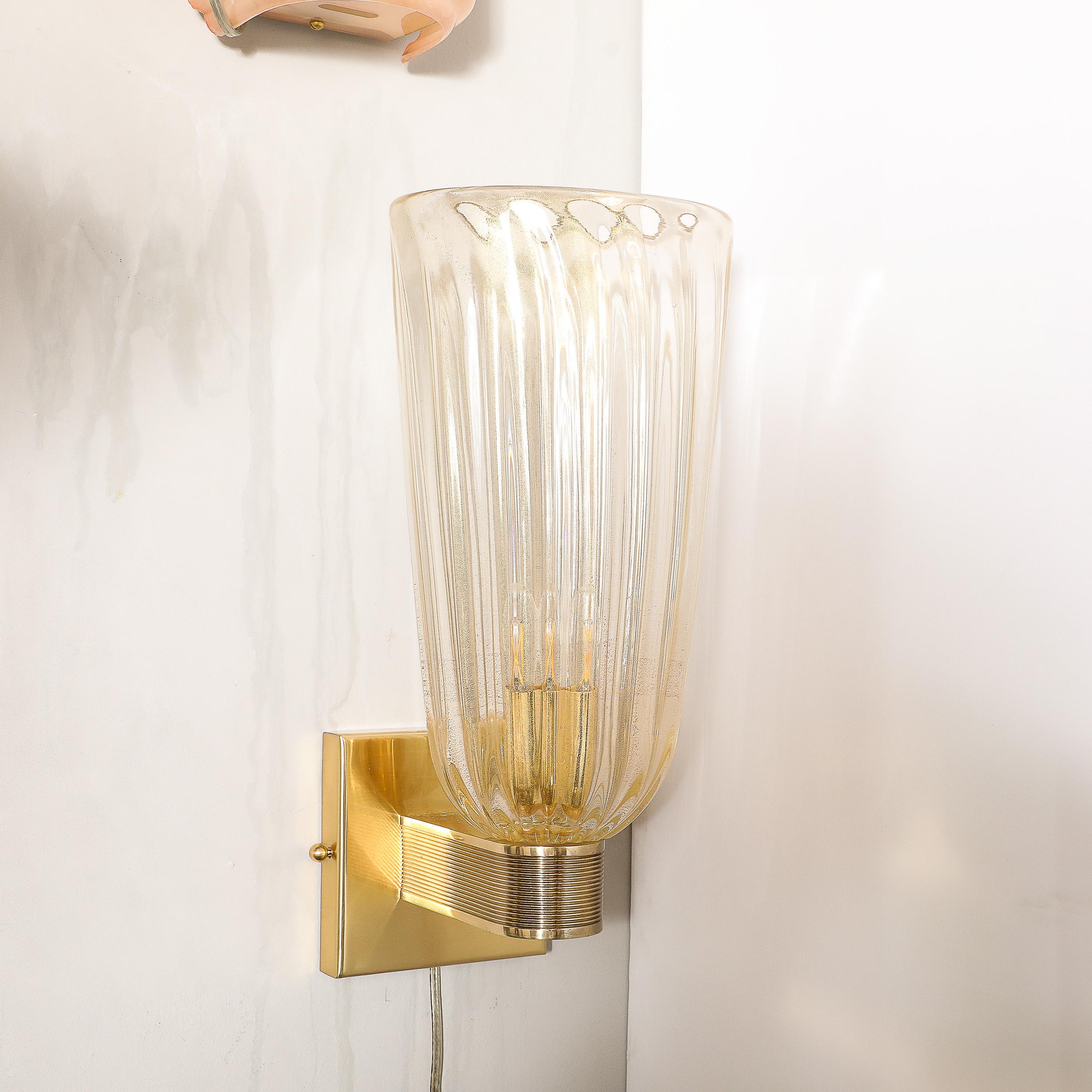 Modernistische mundgeblasene Murano-Wandleuchter aus geriffeltem, geriffeltem Glas mit 24kt Goldflecken, Paar im Angebot 2