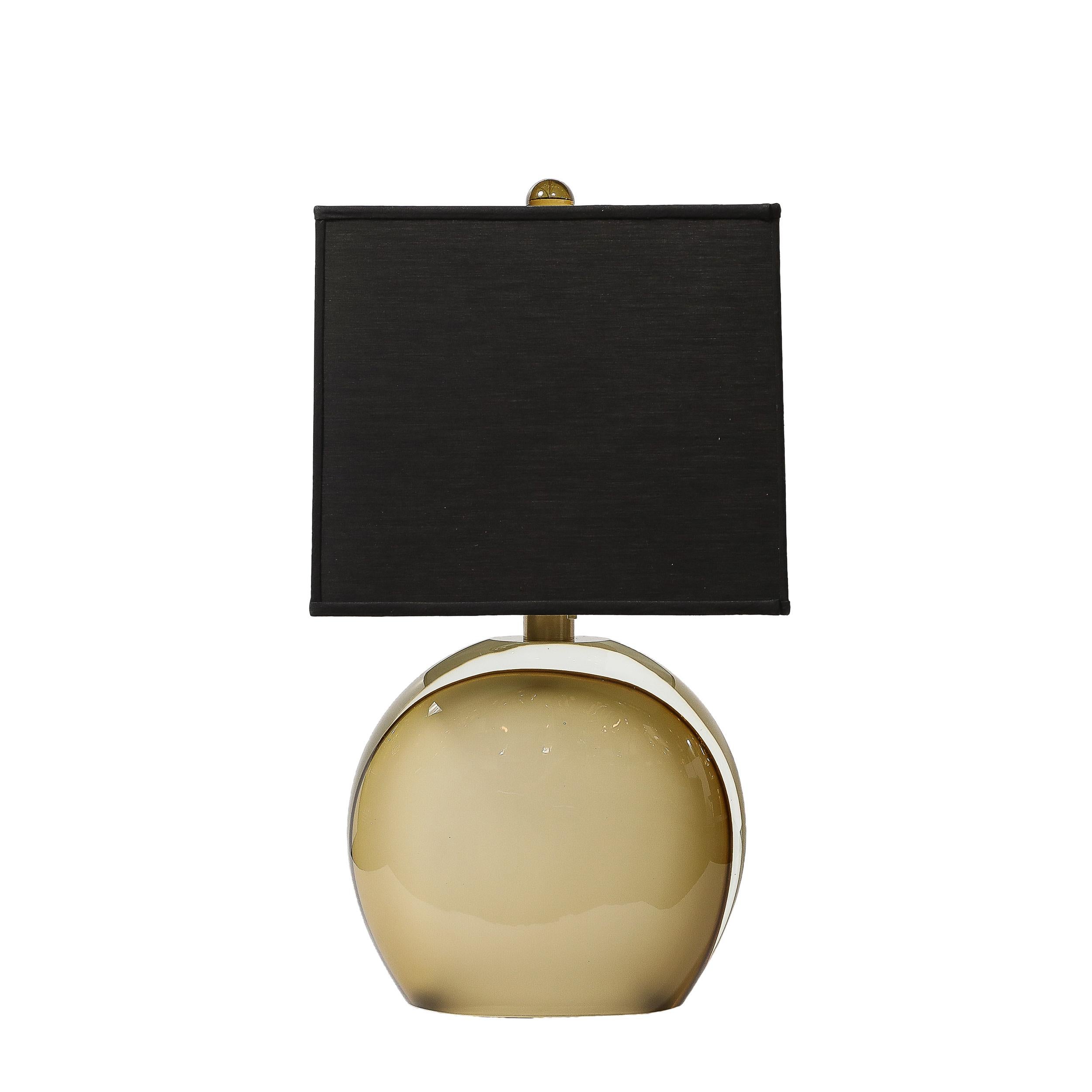 Cette paire de lampes de table en verre ambre pâle dépoli de Murano soufflé à la main, audacieuse et bien équilibrée, provient d'Italie au cours du 21e siècle. Elles présentent un corps arrondi avec une base lisse et polie qui s'incurve avec des