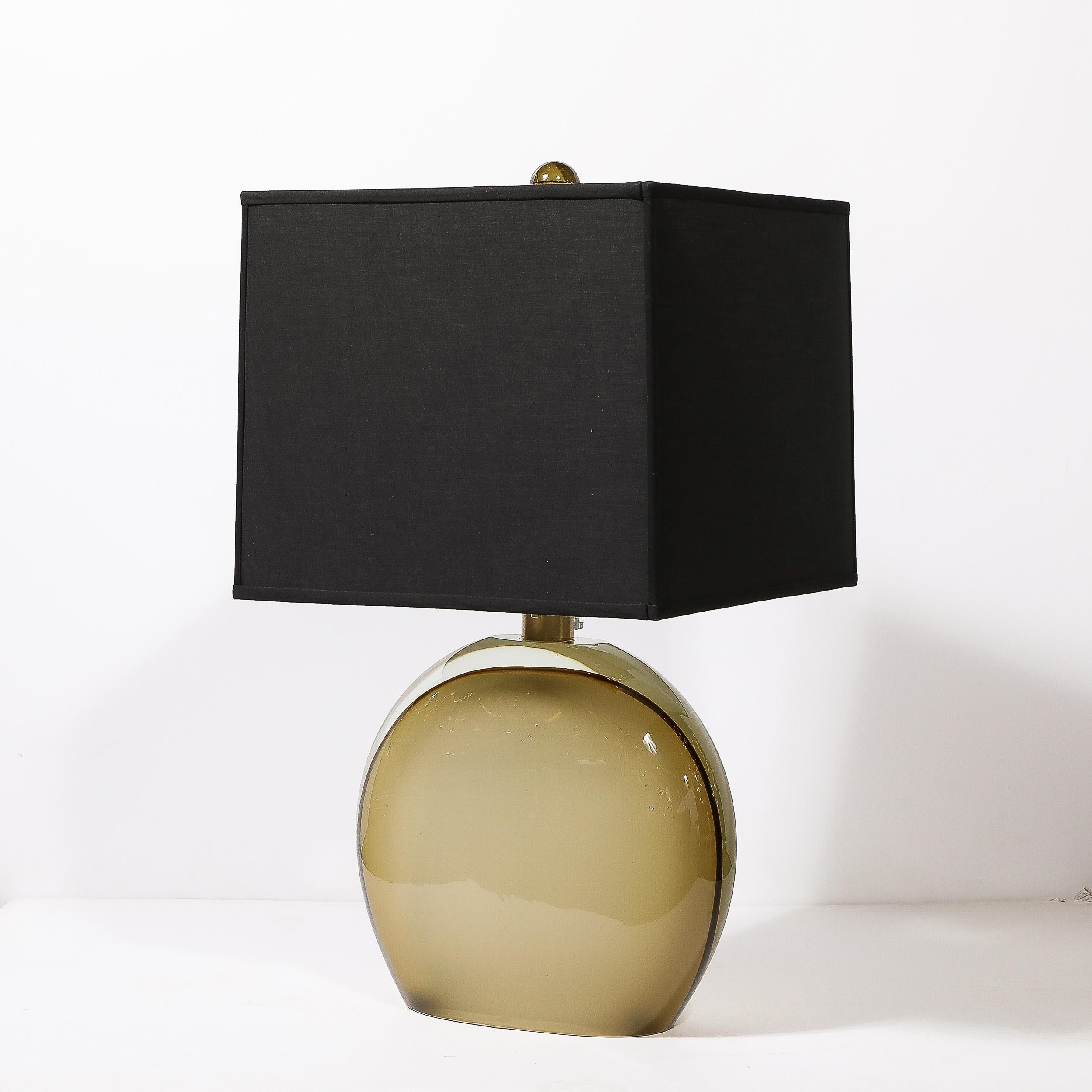 italien Paire de lampes de bureau modernistes en verre de Murano soufflé à la main et dépoli ambre pâle en vente