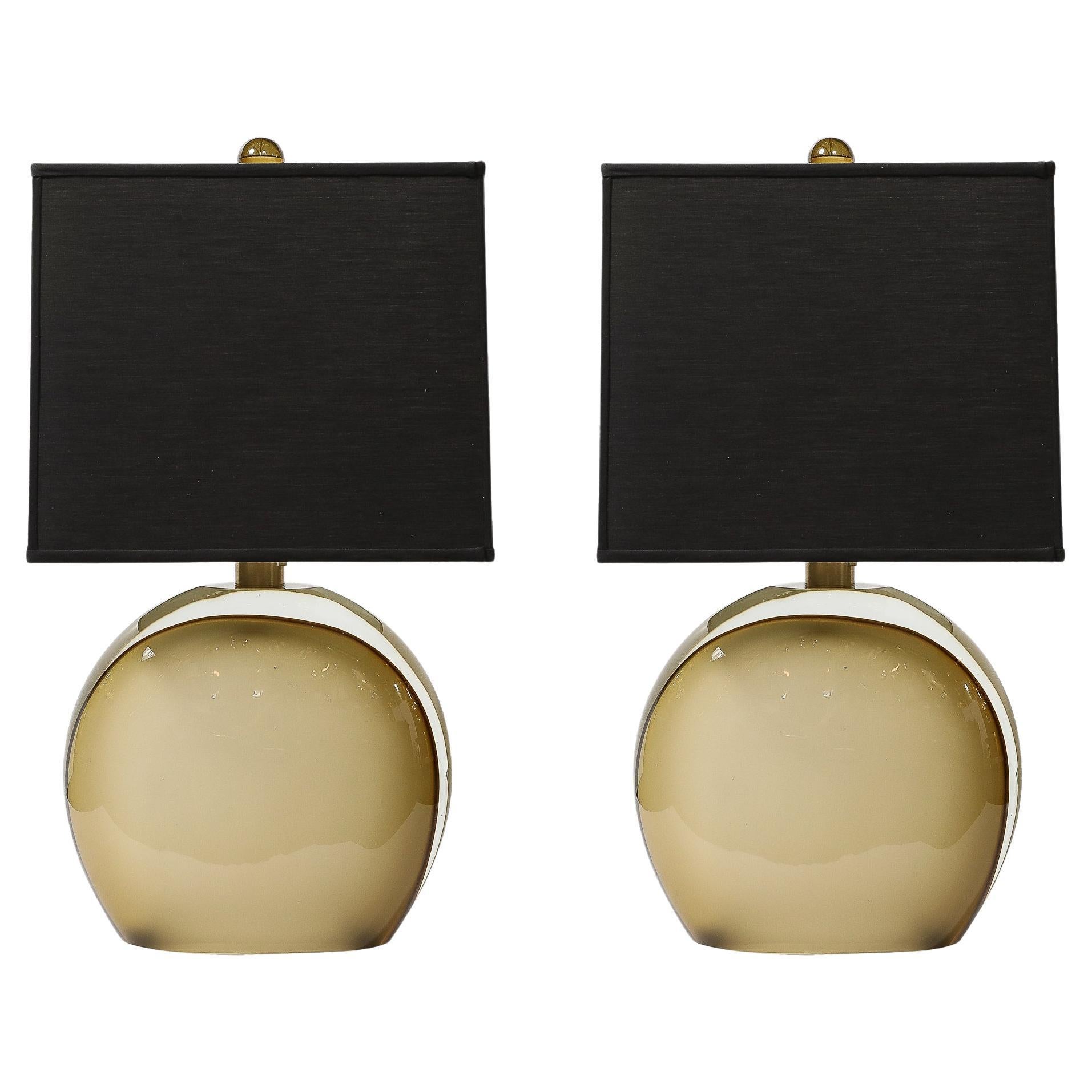 Paar modernistische mundgeblasene Murano-Tischlampen aus mattiertem, blassem Bernsteinglas