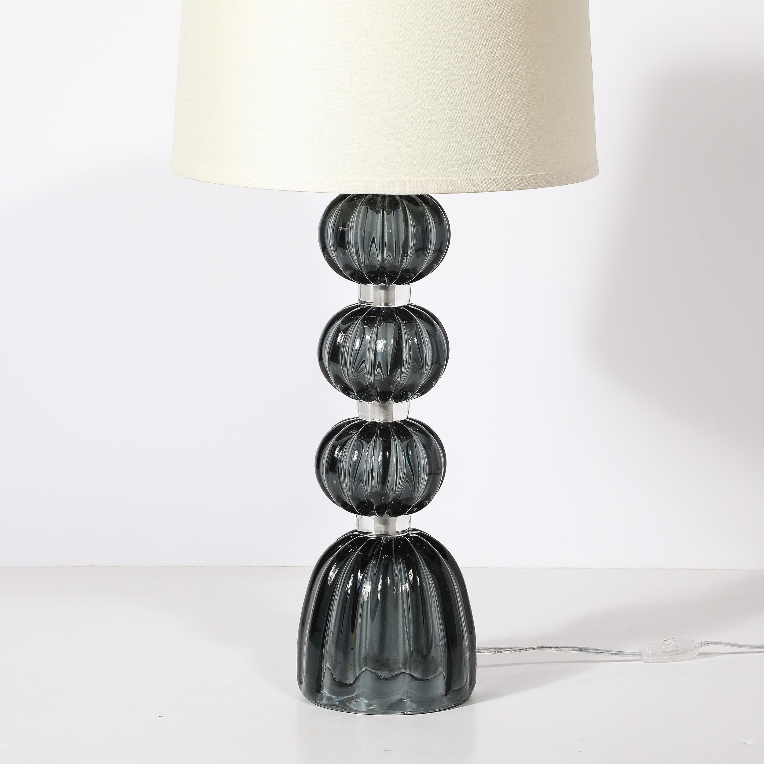 Moderno Coppia di lampade da tavolo moderniste in vetro di Murano soffiato a mano in grafite fumé in vendita