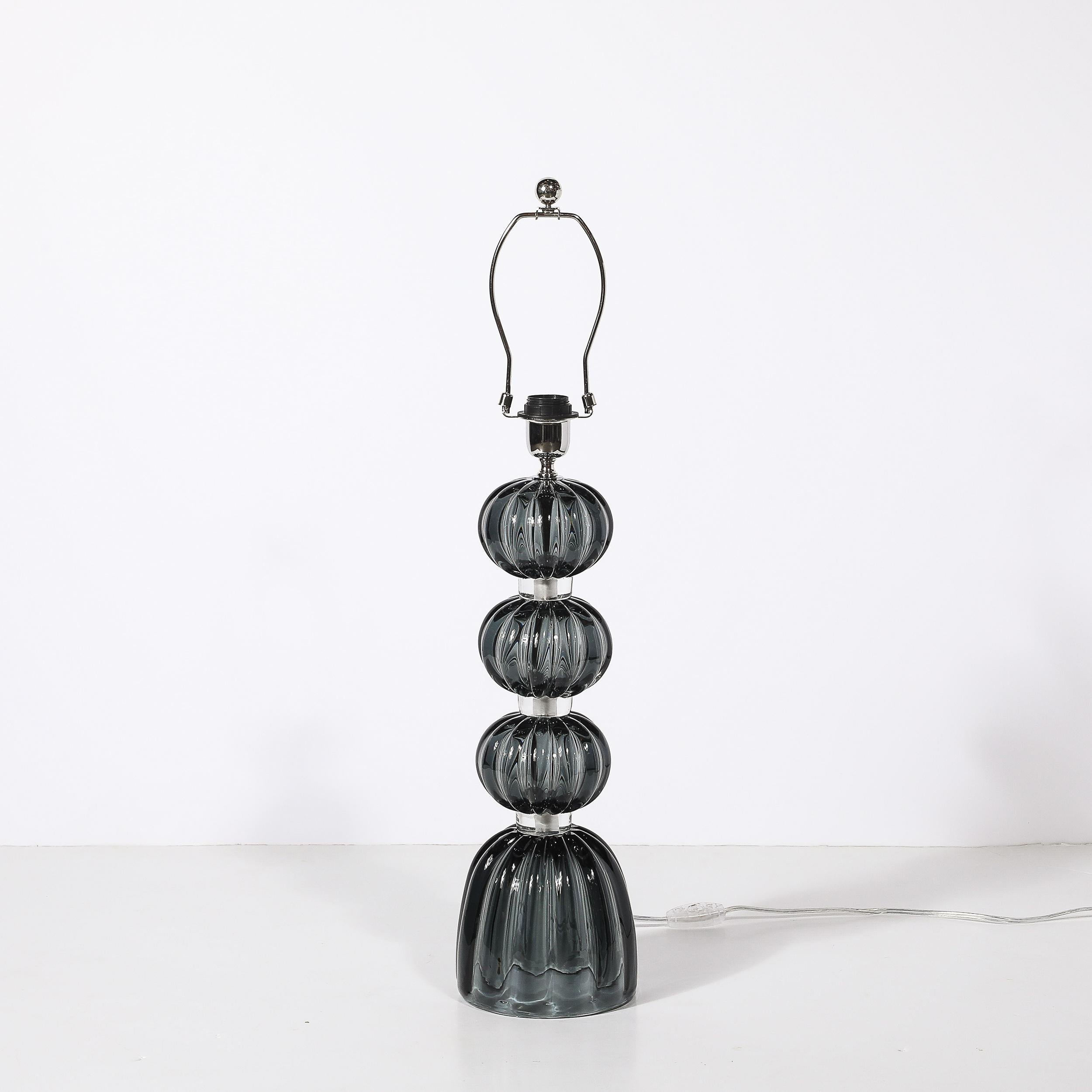 Italiano Coppia di lampade da tavolo moderniste in vetro di Murano soffiato a mano in grafite fumé in vendita